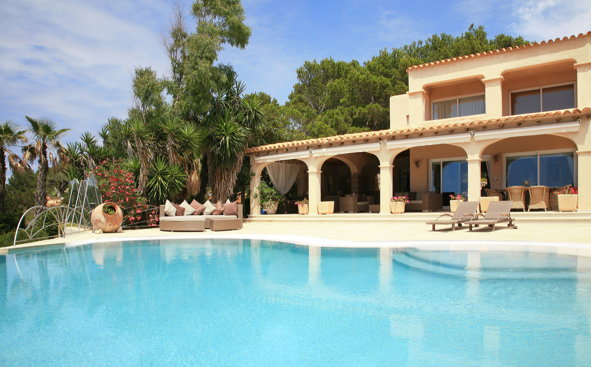 Spain: Villa in southern style