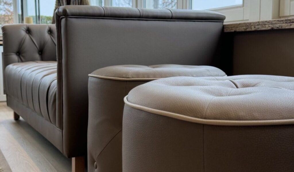 Detail van op maat gemaakte kasten en stoelen in Marcotte Style showroom