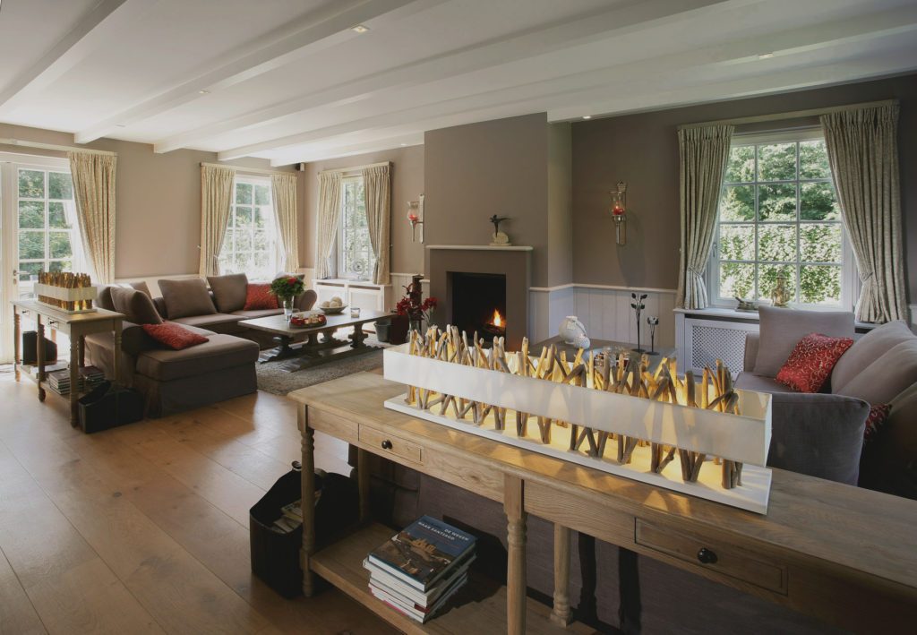 Lange eettafel met luchters