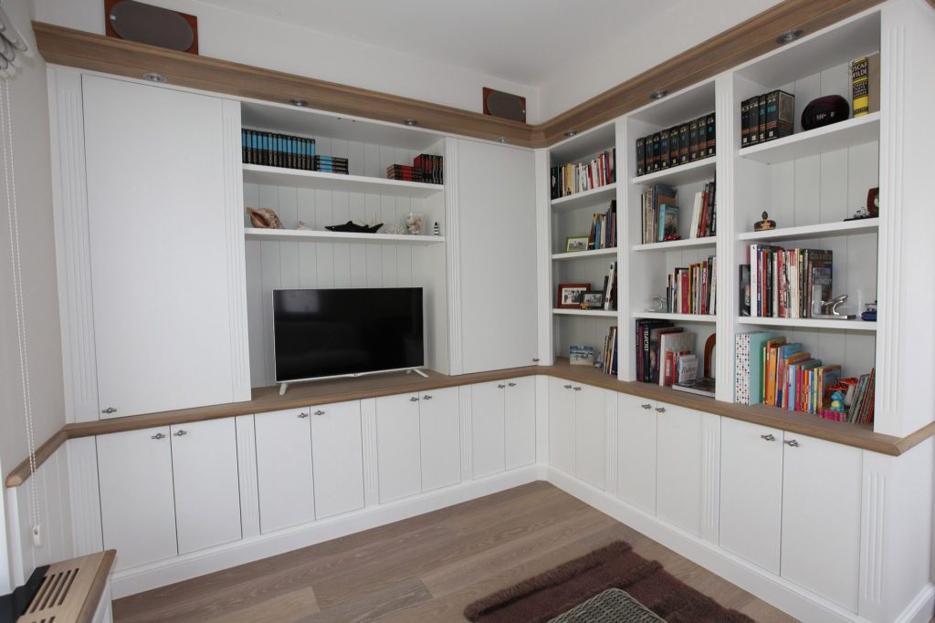 Boekenwand met televisie in een villa in Woluwe