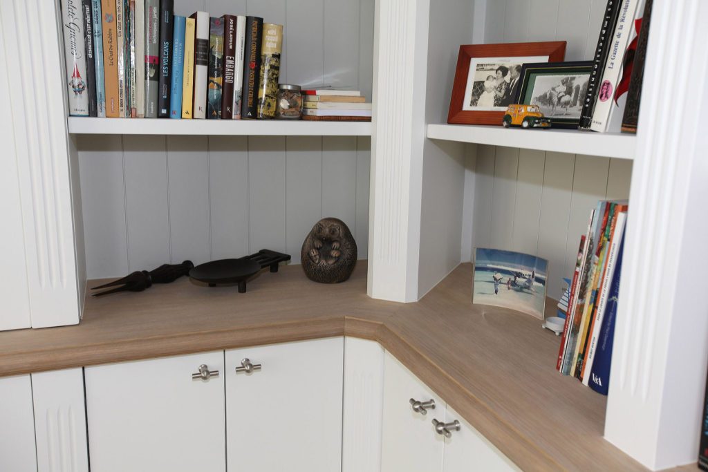 Boekenwand met open rekken in een villa in Woluwe