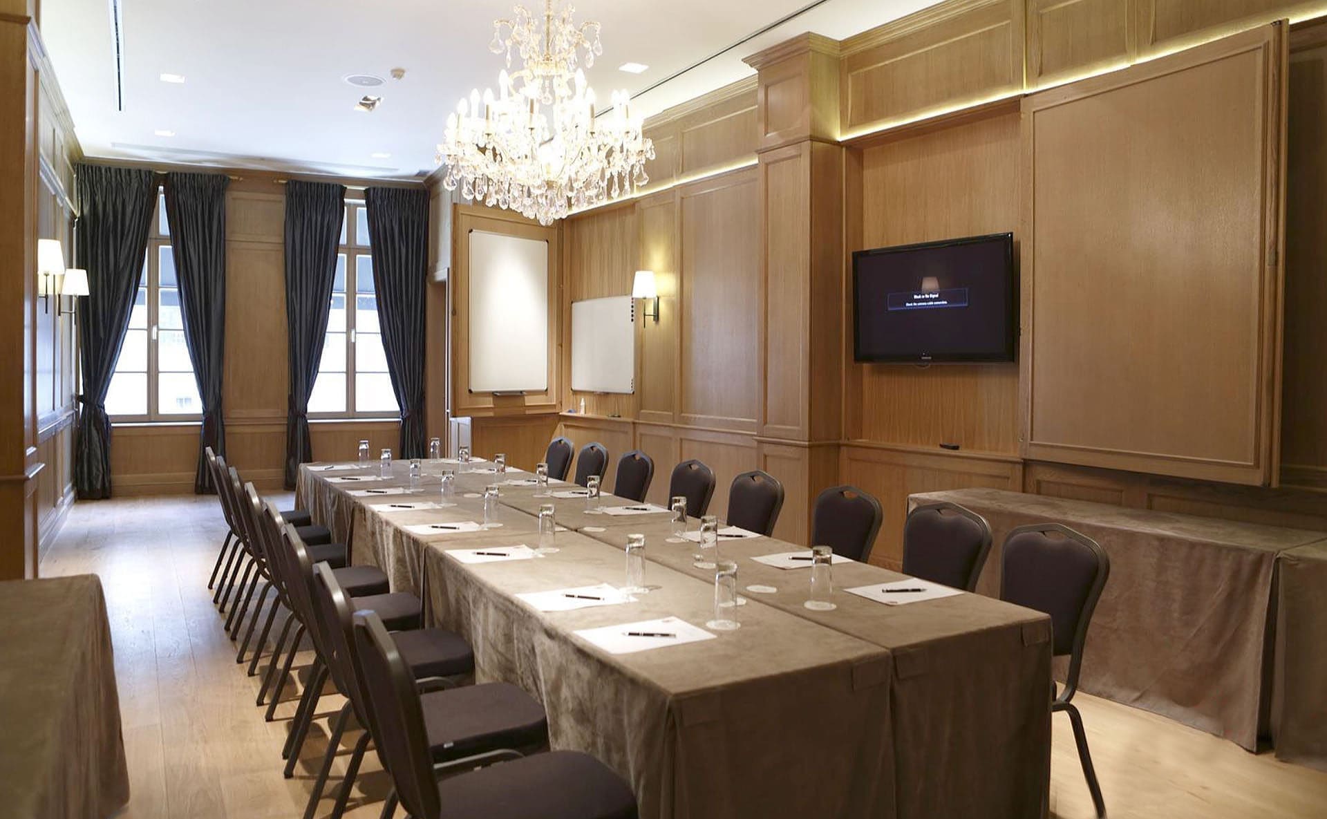 Langer Konferenztisch in einer Botschaft