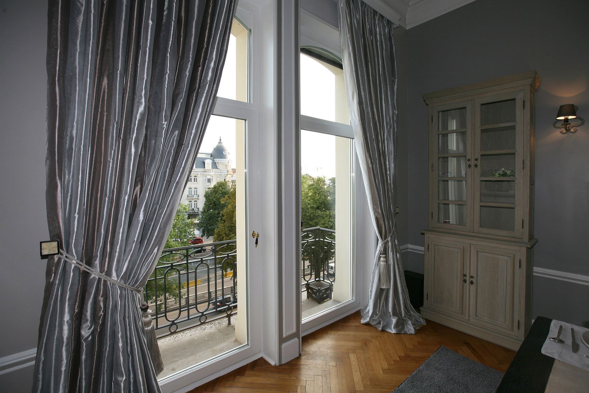 Sitzecke am Fenster mit Vorhaengen