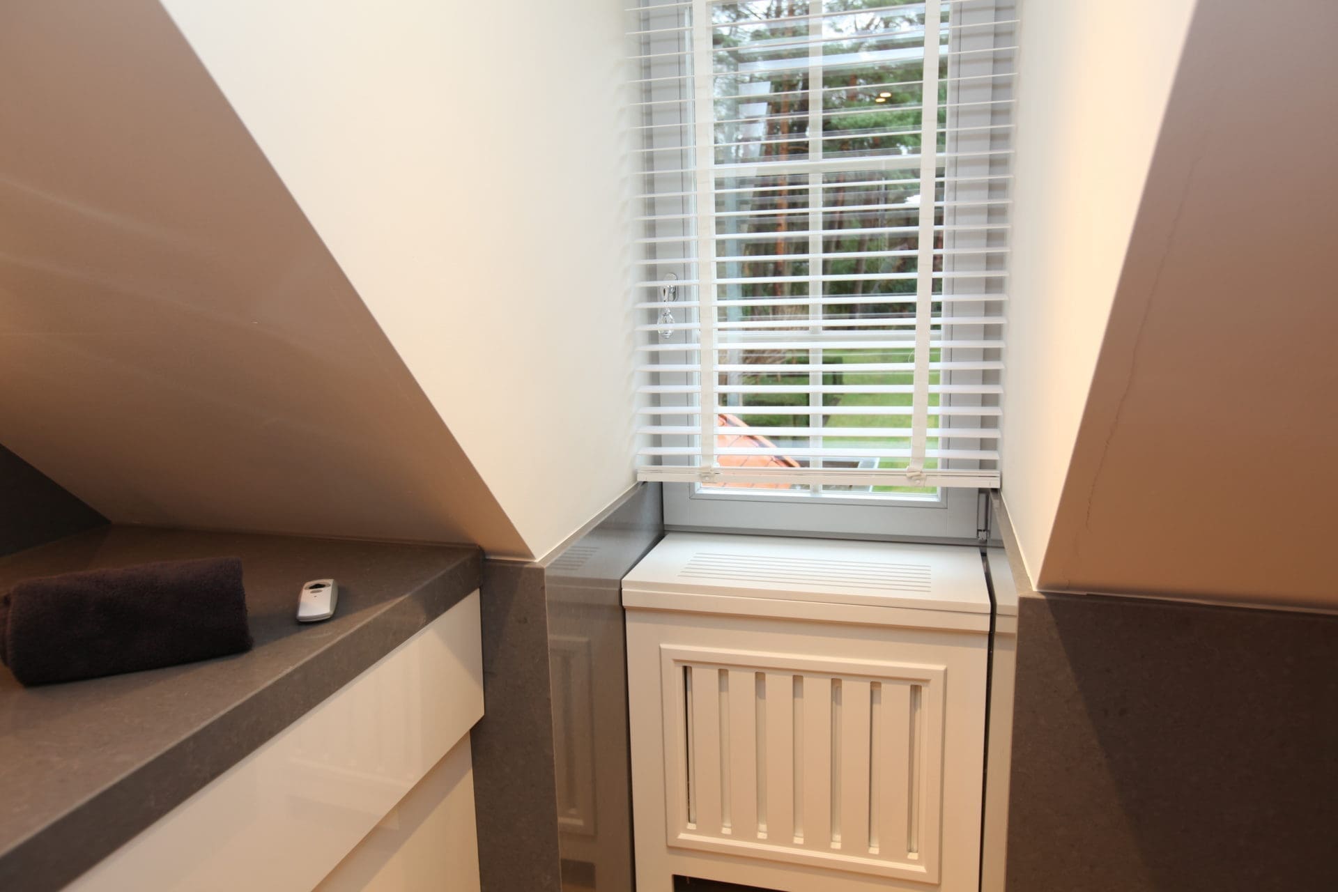 Onder het raam, over de radiator