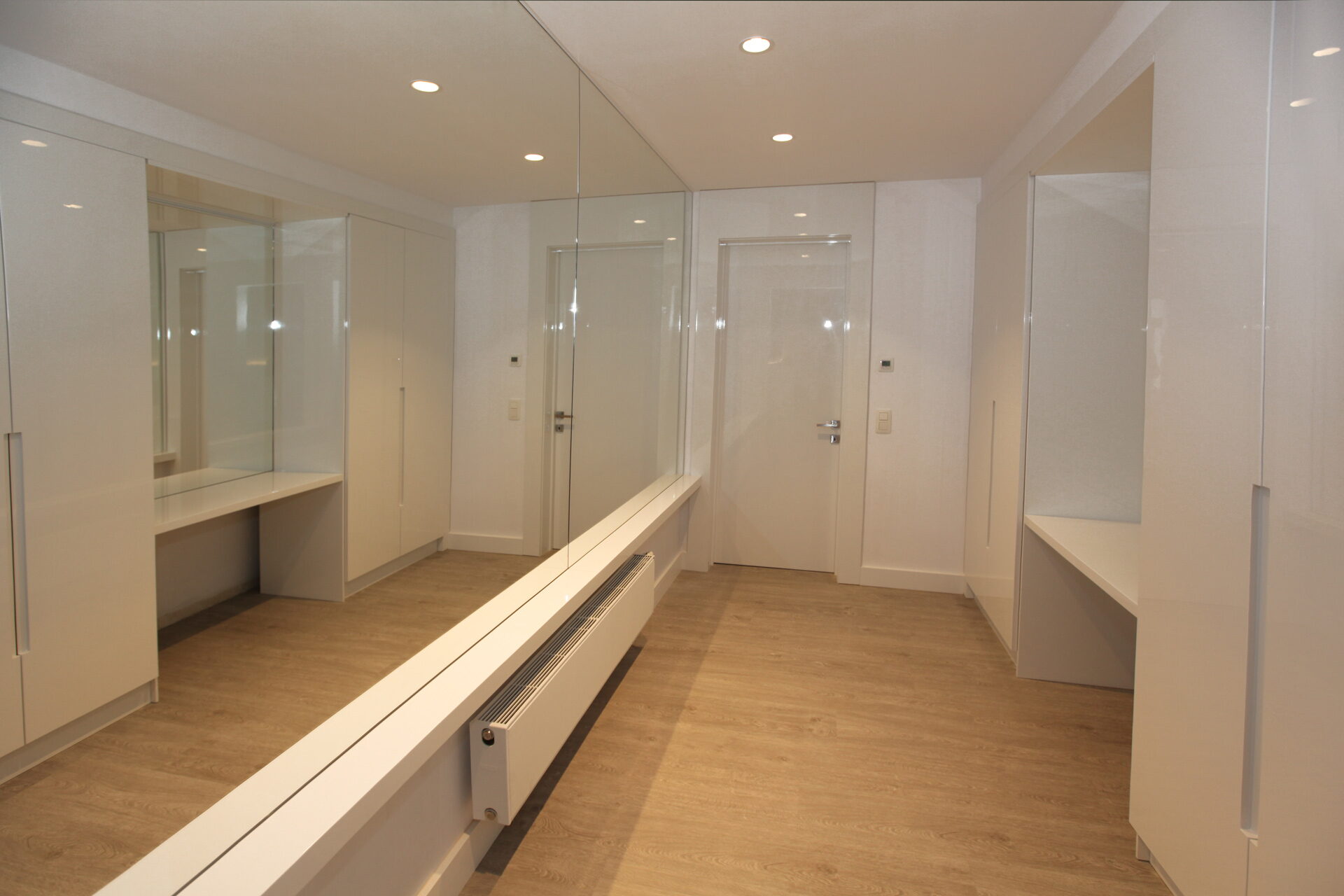 Dressinggang met spiegelwand en zitbank
