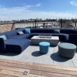 Modulaire Vondom sofa op dakterras met vuurtafel in het midden