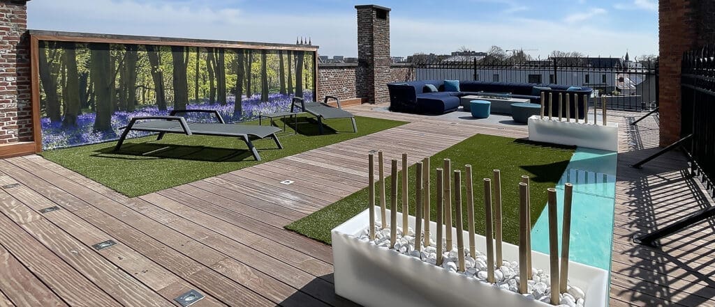 Dakterras met een houten terras, zwembad en een pergola