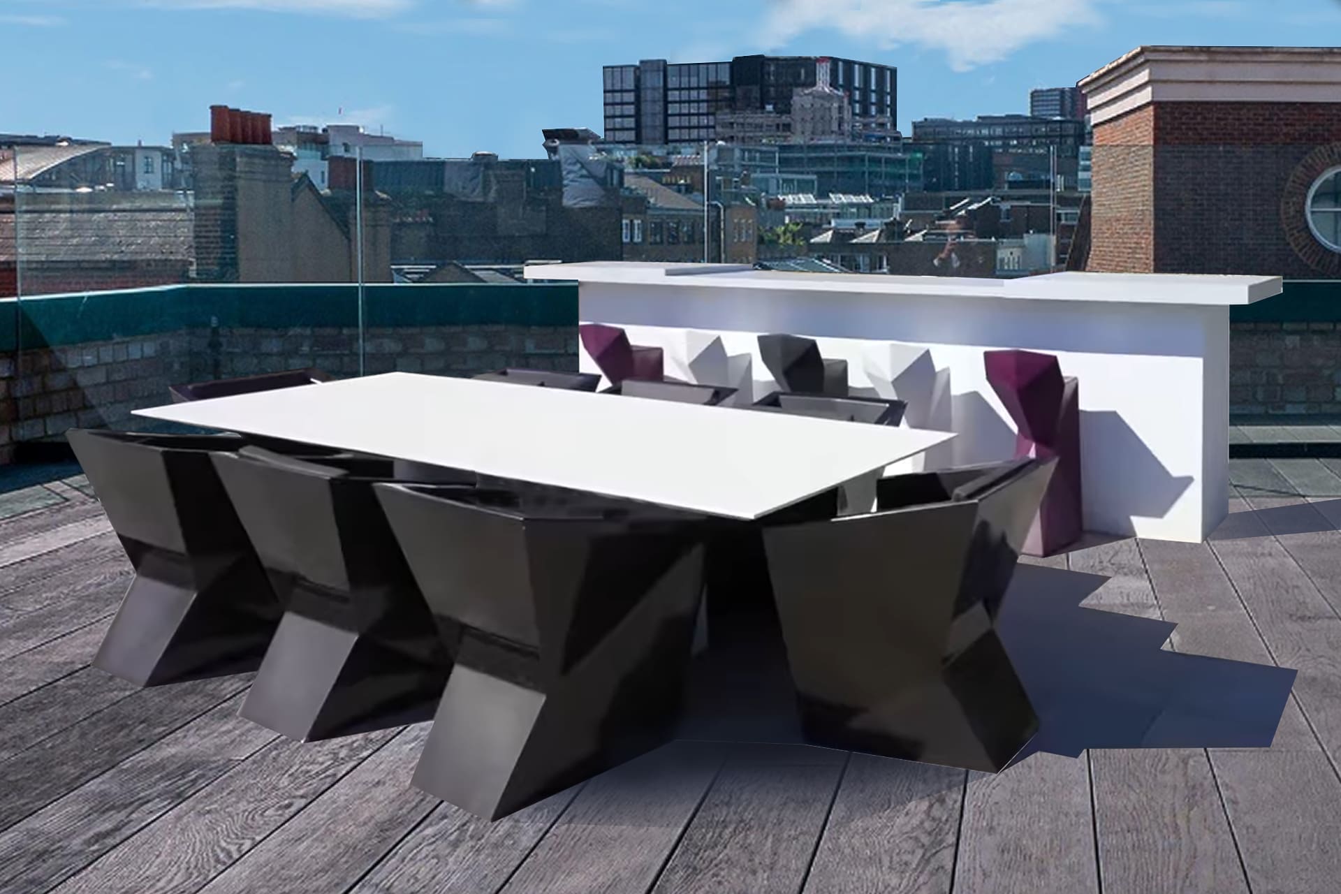 Weißer Außentisch mit glänzenden Designstühlen und einer Außenbar auf einem Holzdeck