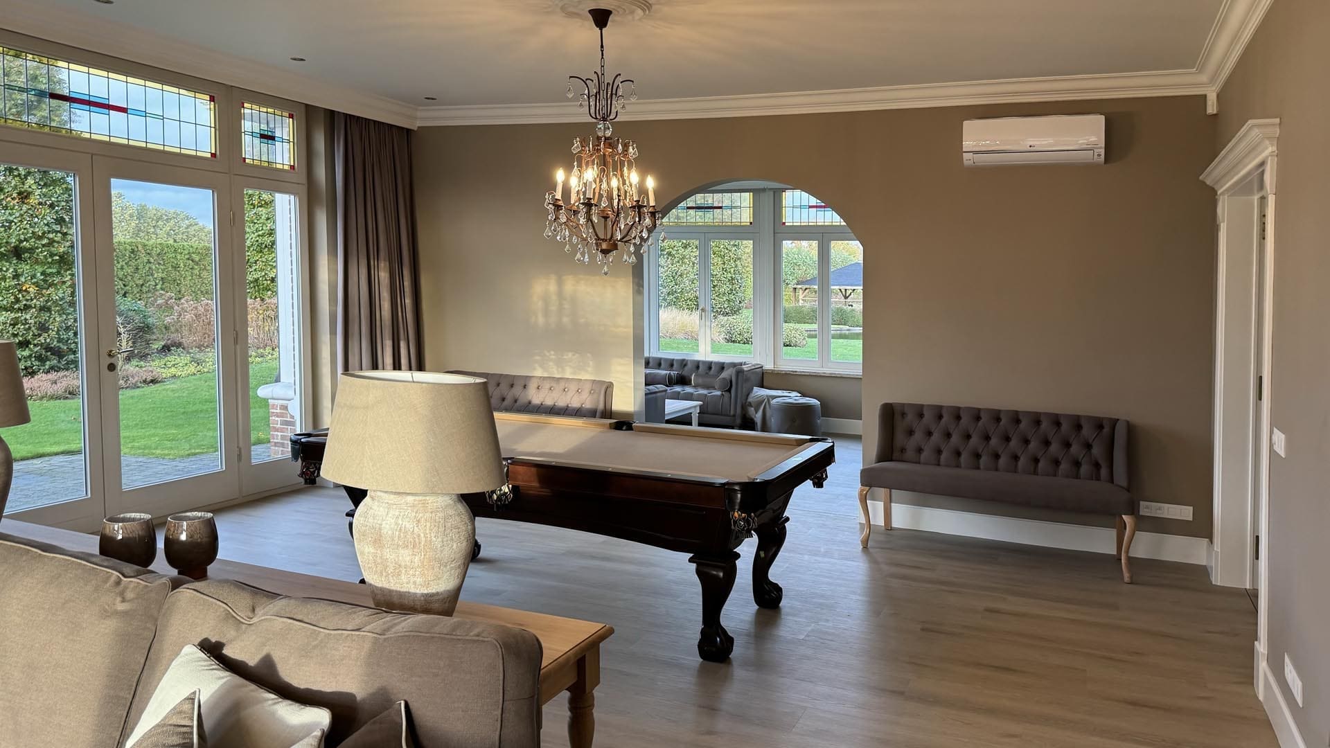 Billardtisch neben dem Sitzbereich, mit gepolsterter Bank an der Wand, Villa in Hamont-Achel