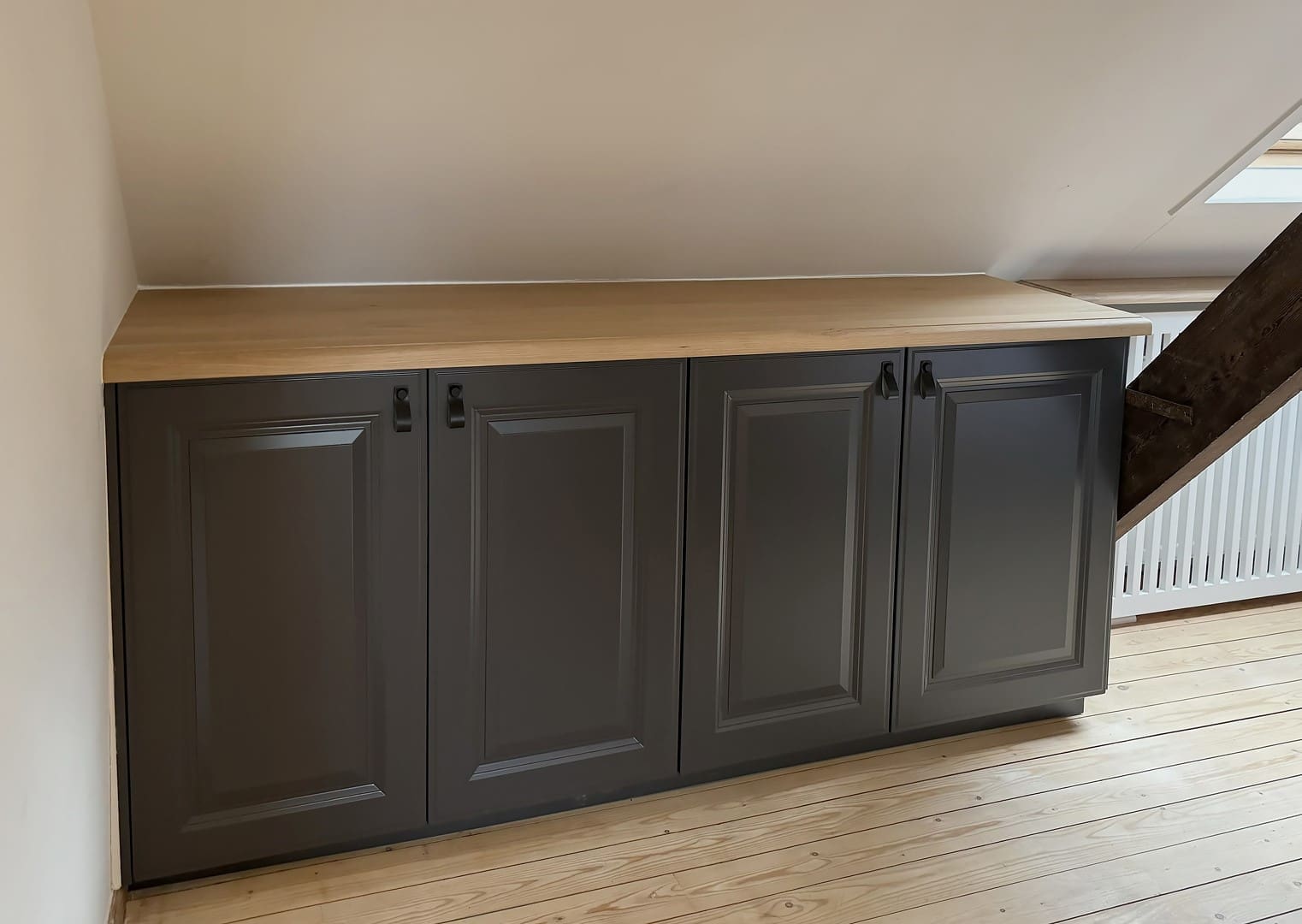 Un buffet sur mesure contre un mur incliné