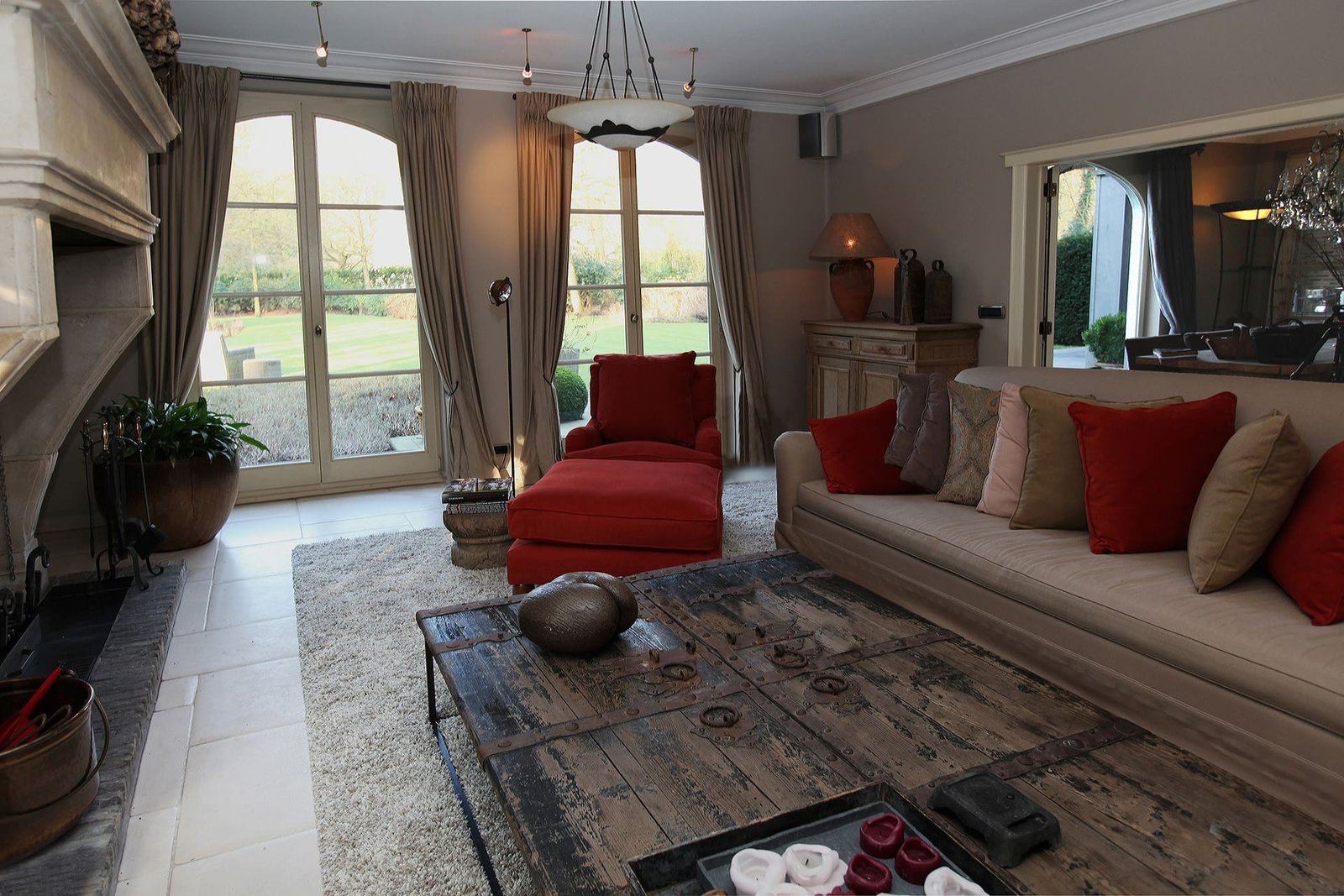 Tijdloze woonkamer met neutrale tinten en elegante details