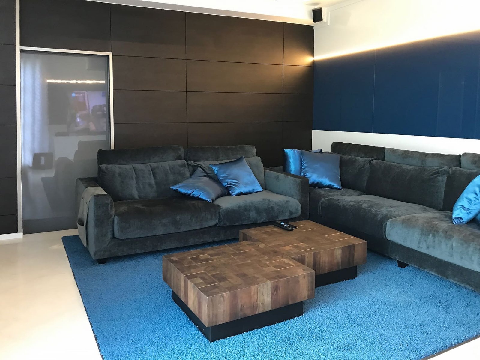 Perfecte woonkamerindeling met stijlvolle accessoires en hoogwaardige materialen