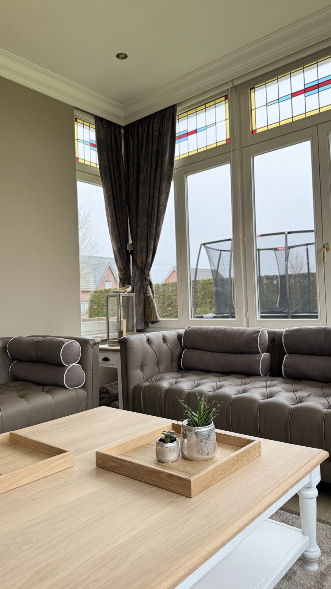Das erhaltene Bleiglas, mit dem Vorhang darunter, Gartenzimmer einer Villa in Hamont-Achel