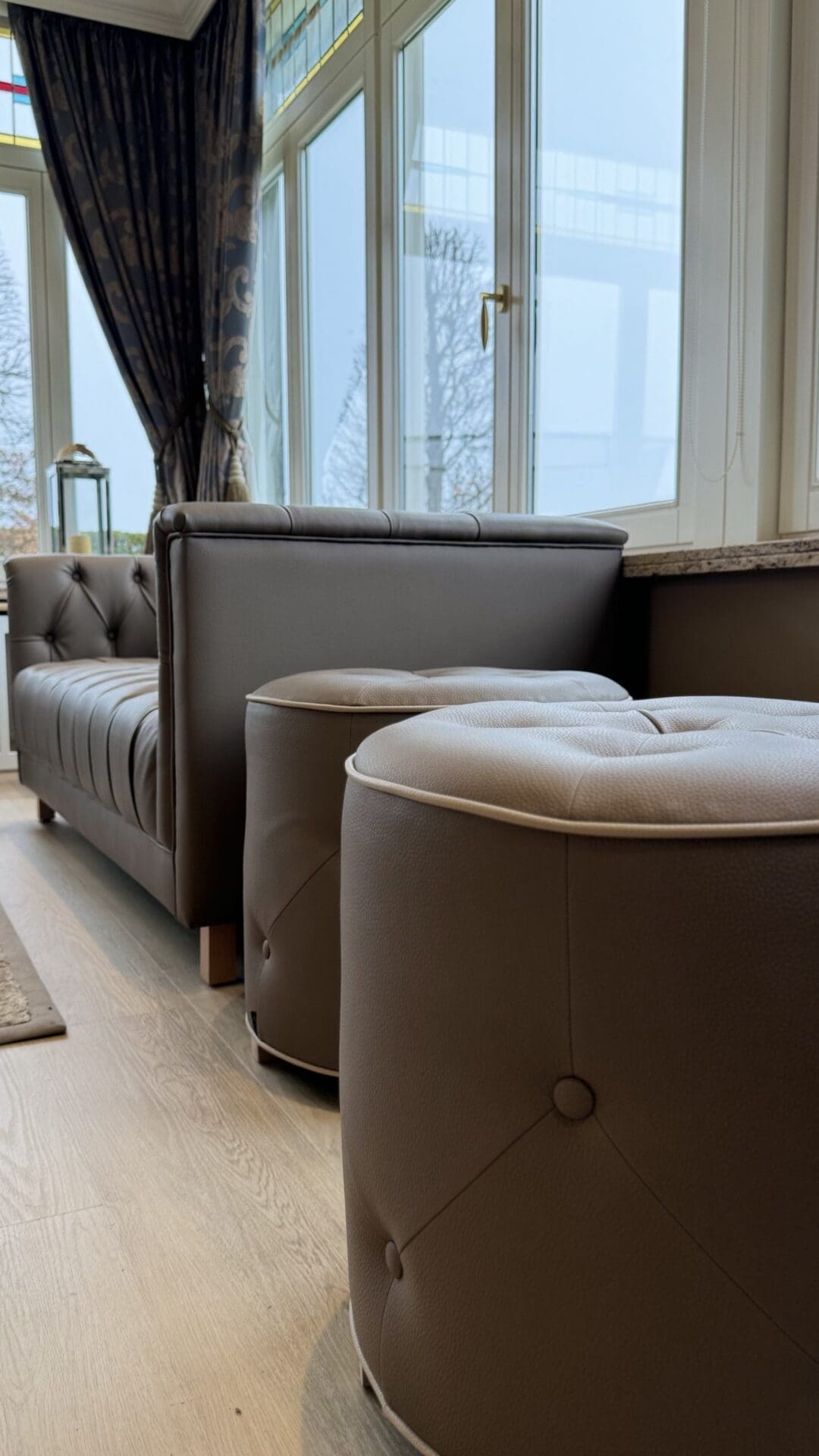 Detail van op maat gemaakte kasten en stoelen in Marcotte Style showroom