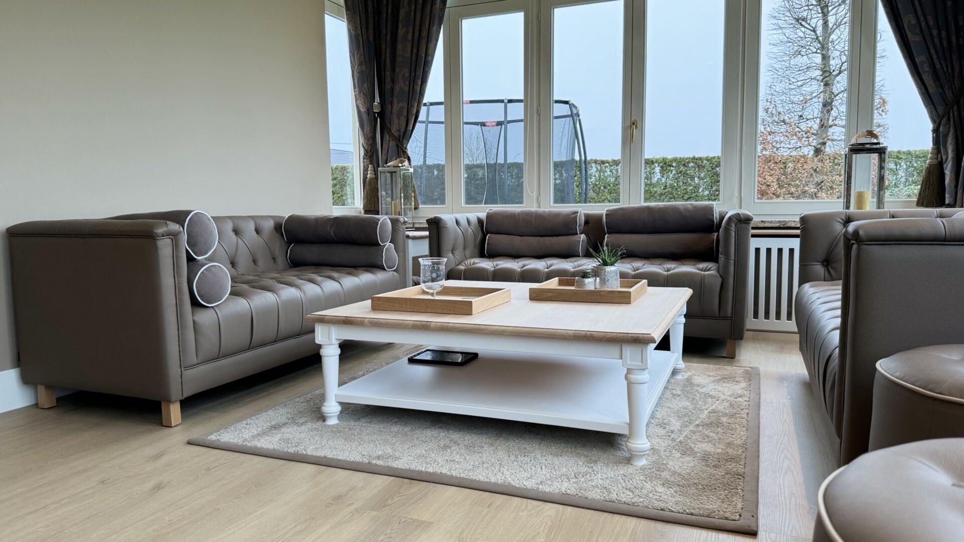 Detail van op maat gemaakte kasten en stoelen in Marcotte Style showroom