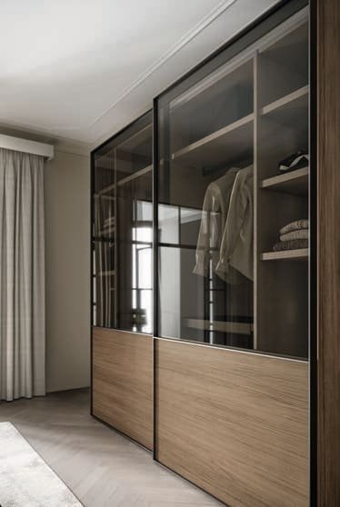 Dressing met glazen deuren en minimalistische uitstraling