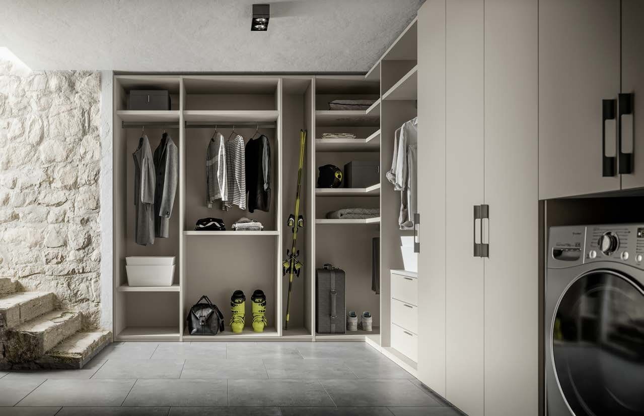 Ruime dressing met houten fronten en flexibele opbergmodules