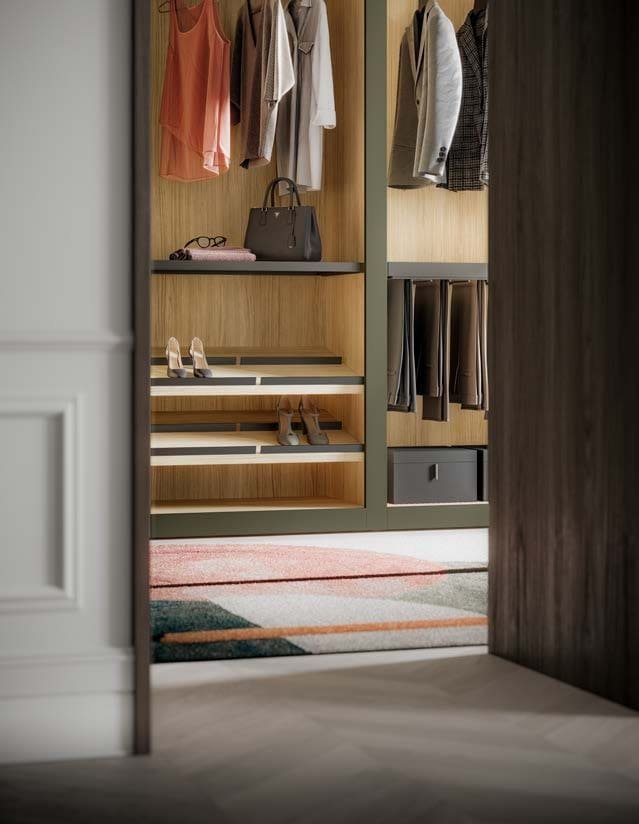 Elegante dressing met open opbergvakken en strakke afwerking