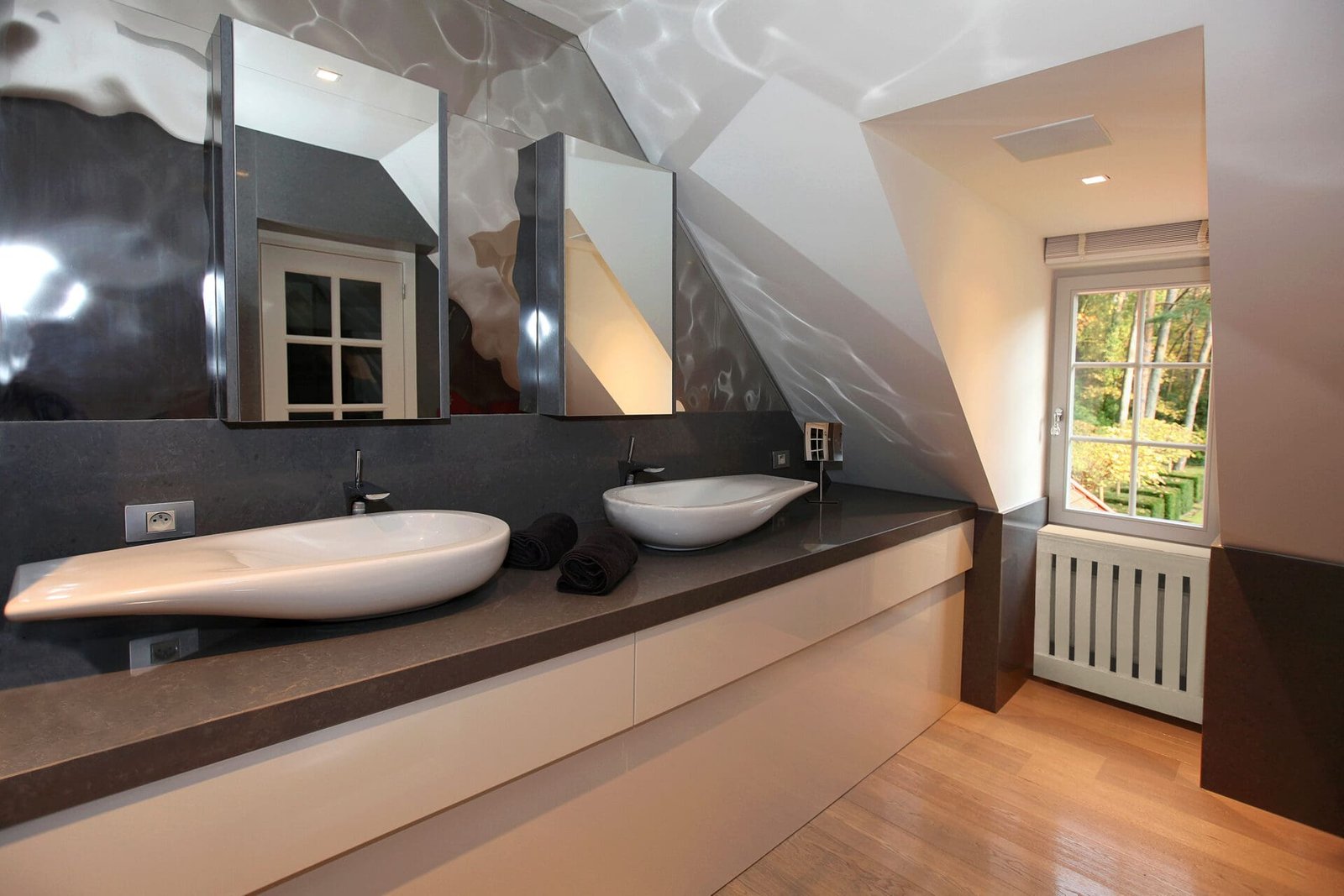 Moderne badkamer met inloopdouche en LED-verlichting