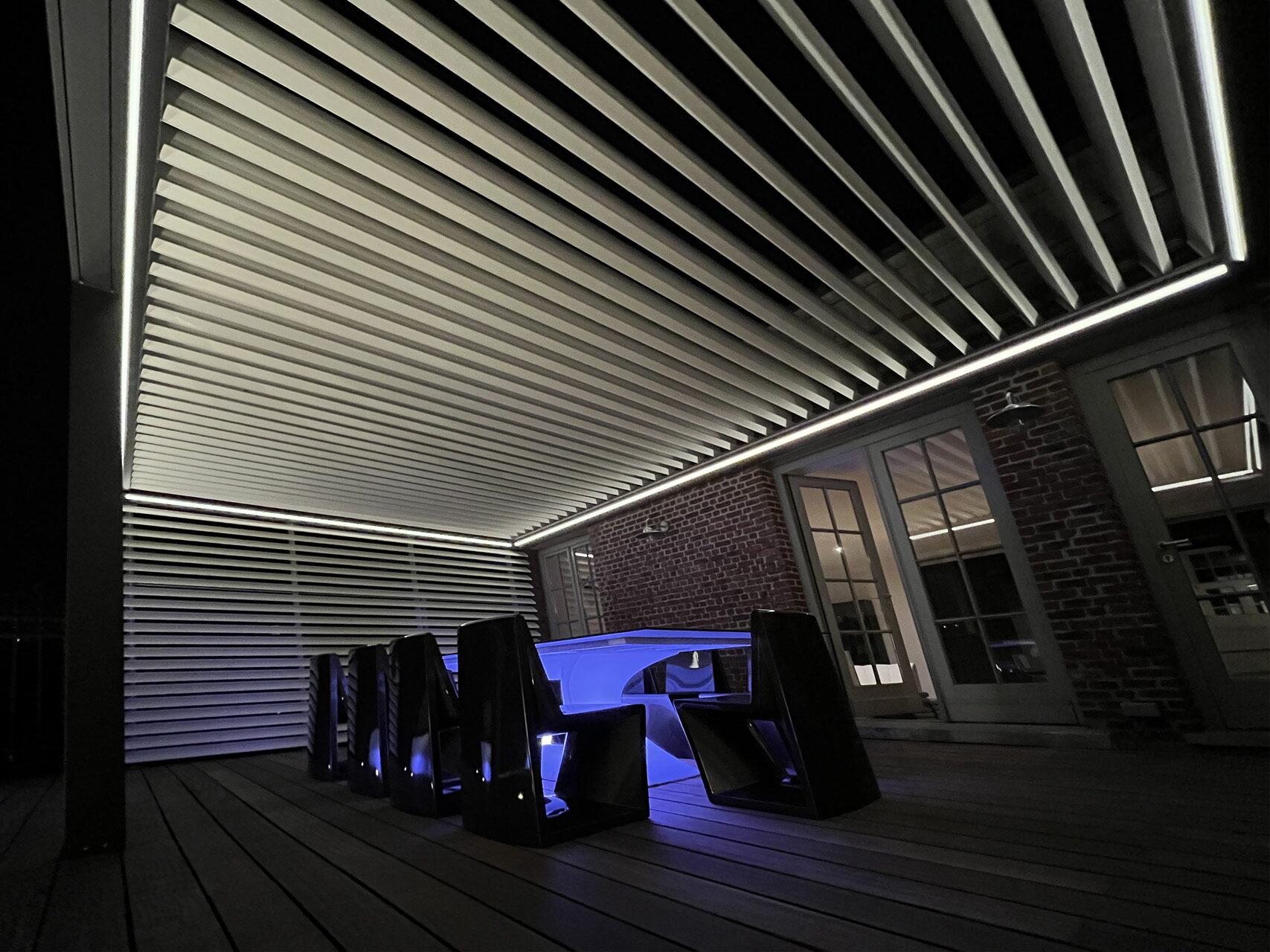 Pergola mit verstellbaren Lamellen