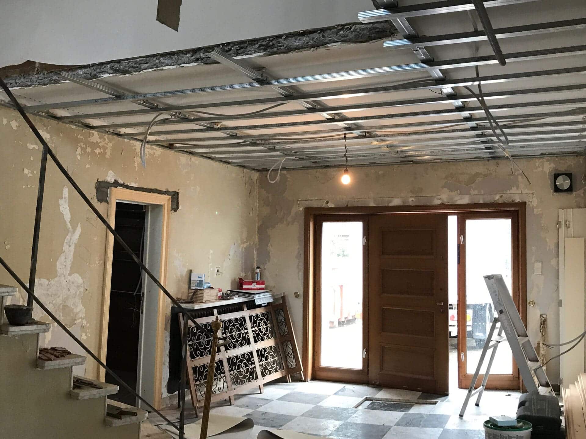 Sur mesure à travers une maison rénovée