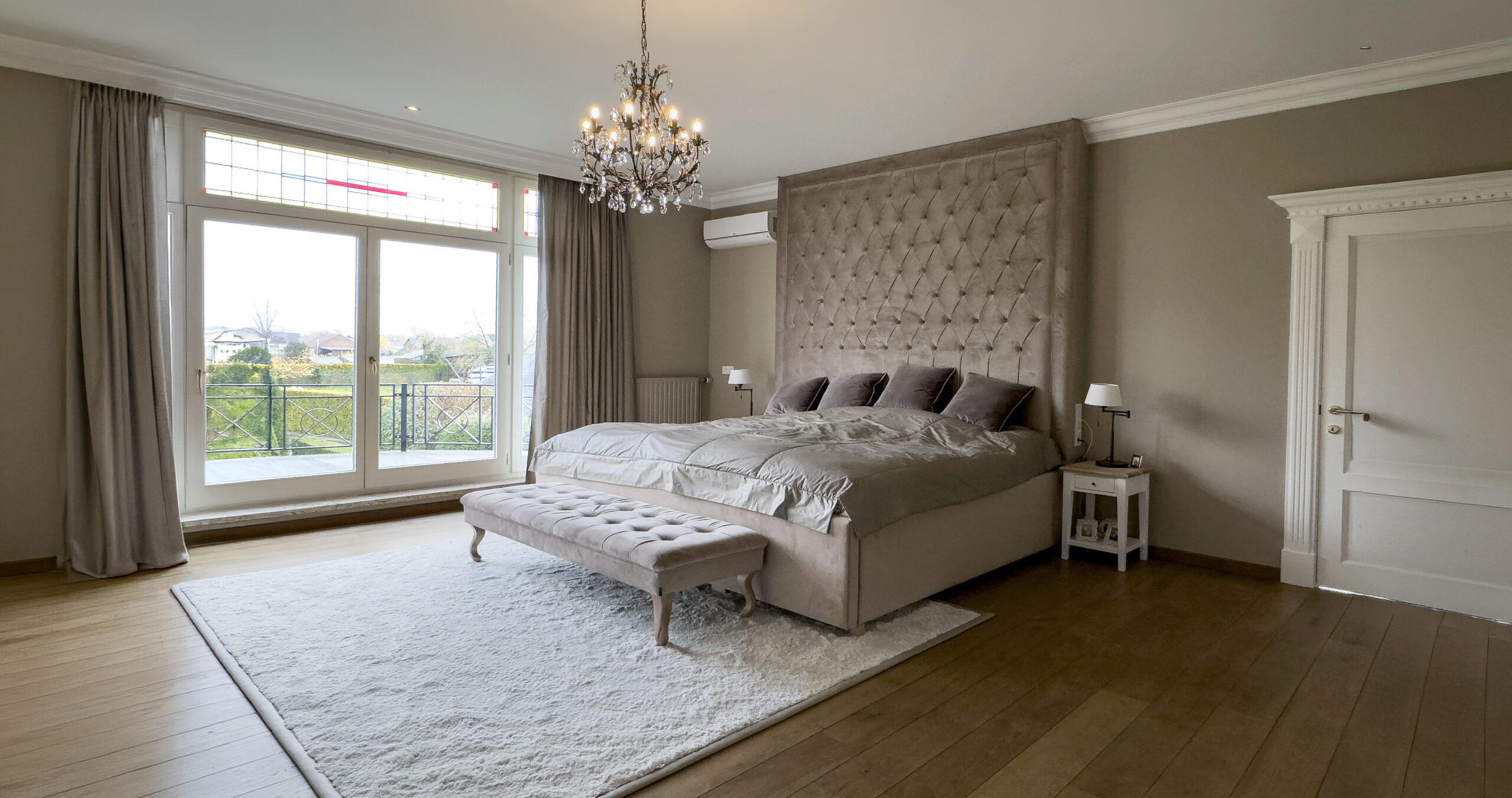 Tête de lit intégrée dans une chambre sur mesure