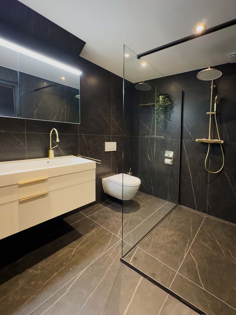 Salle de bains sur mesure avec un meuble vasque en pierre par Marcotte Style