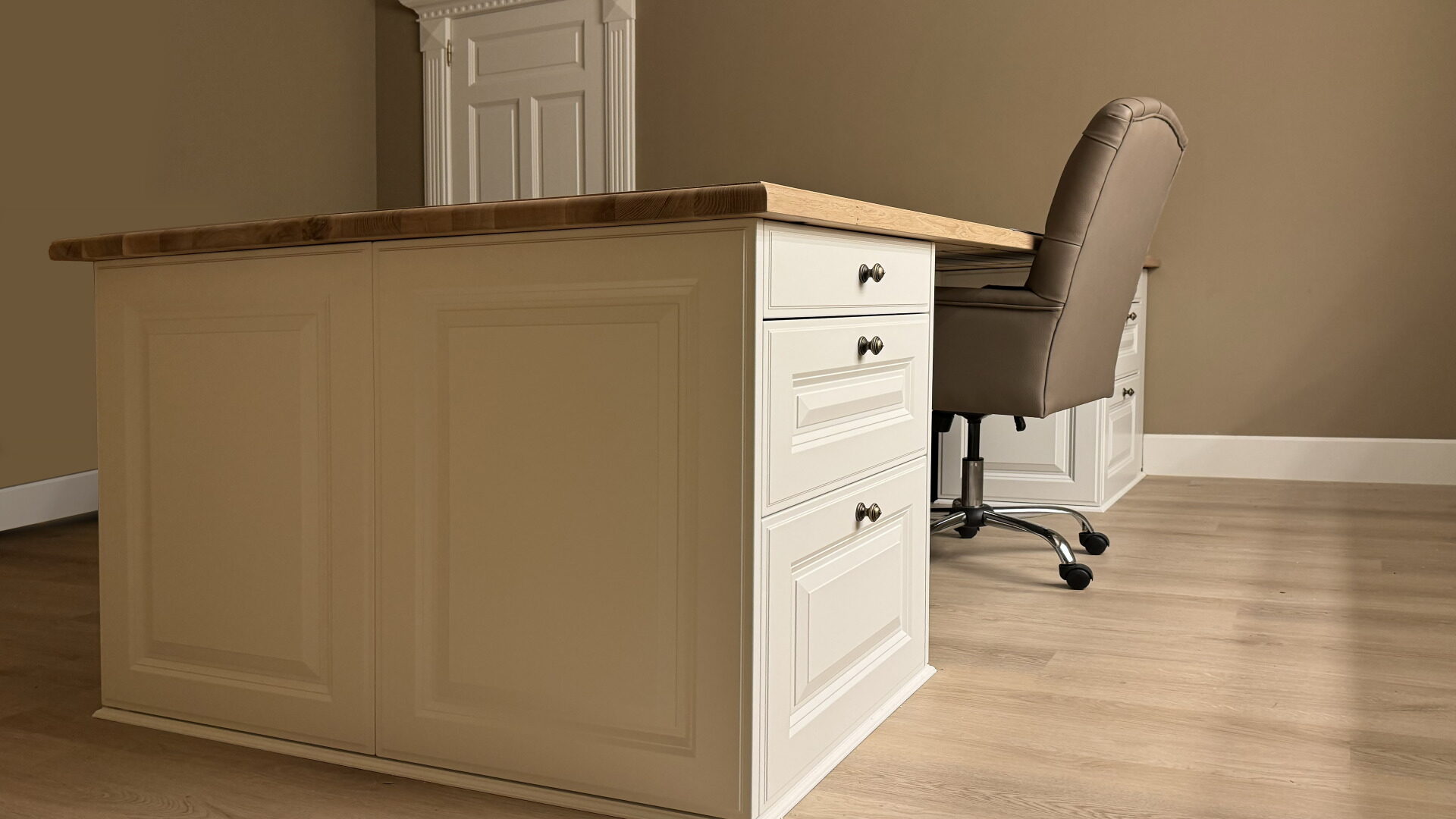 Bureau met eiken blad