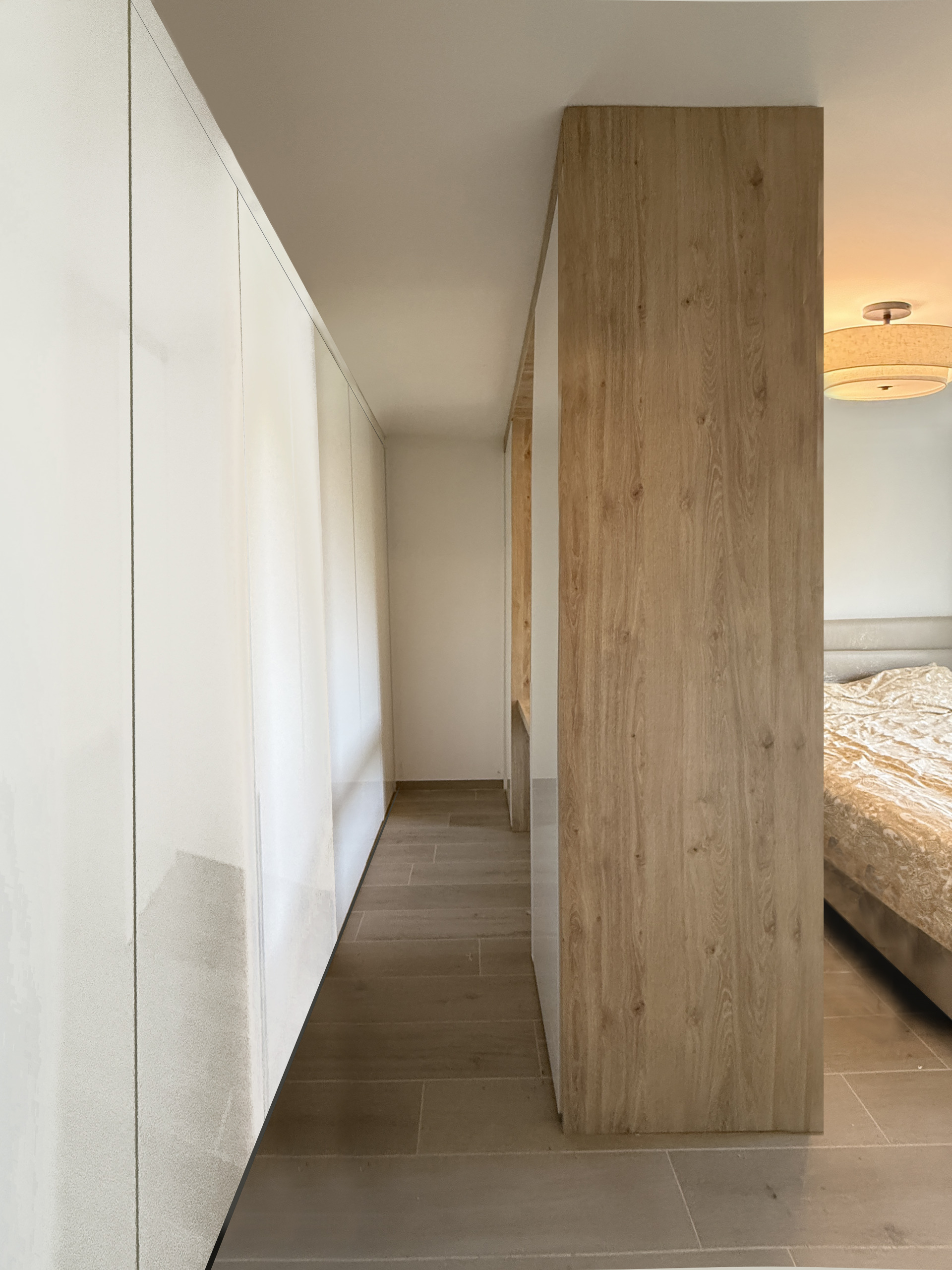 Gang van de dressing tussen witte hoogglans deuren en een volume in eiken decor