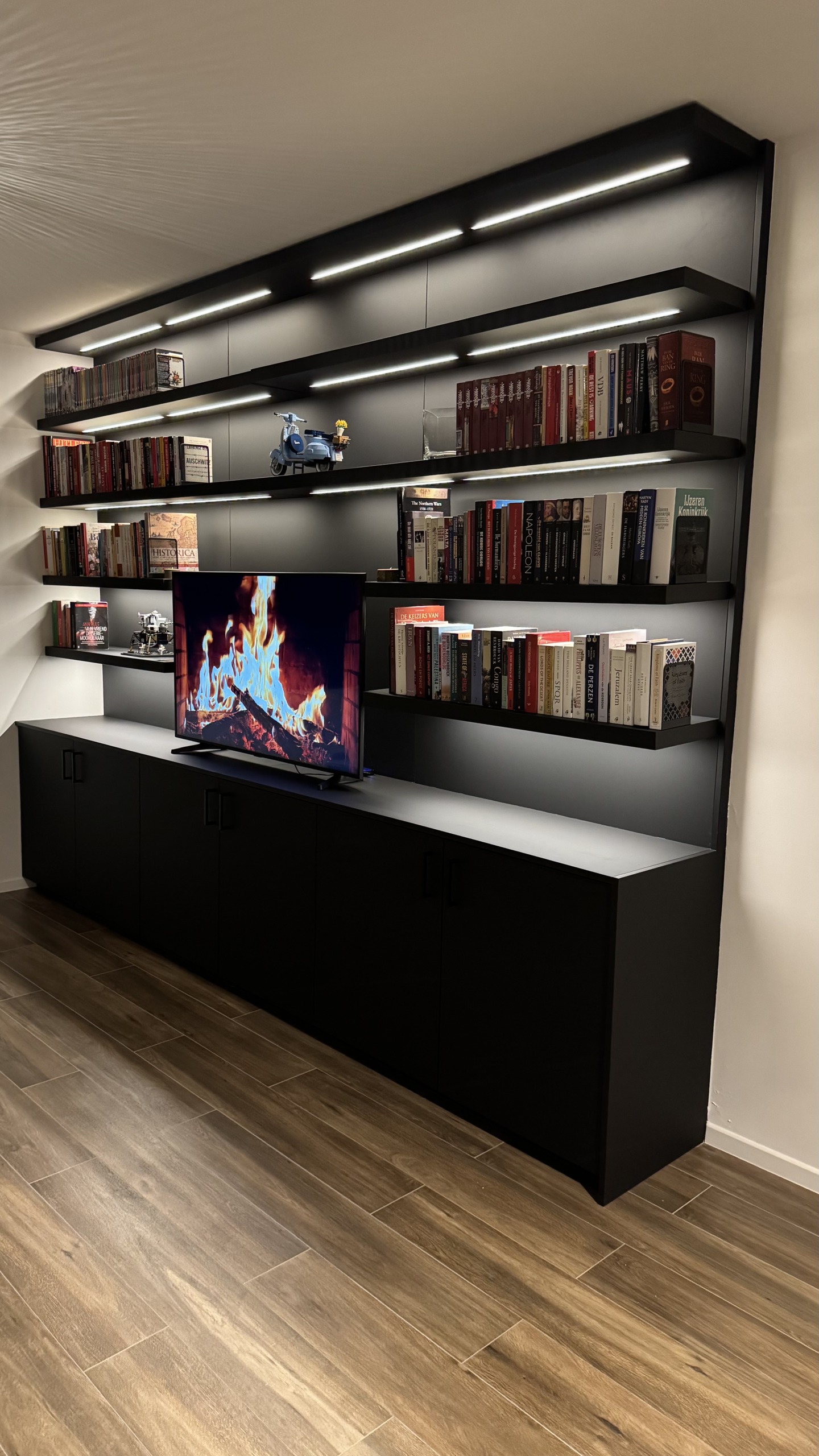 Tv-wand in zwart met ingebouwde ledverlichting in elke plank