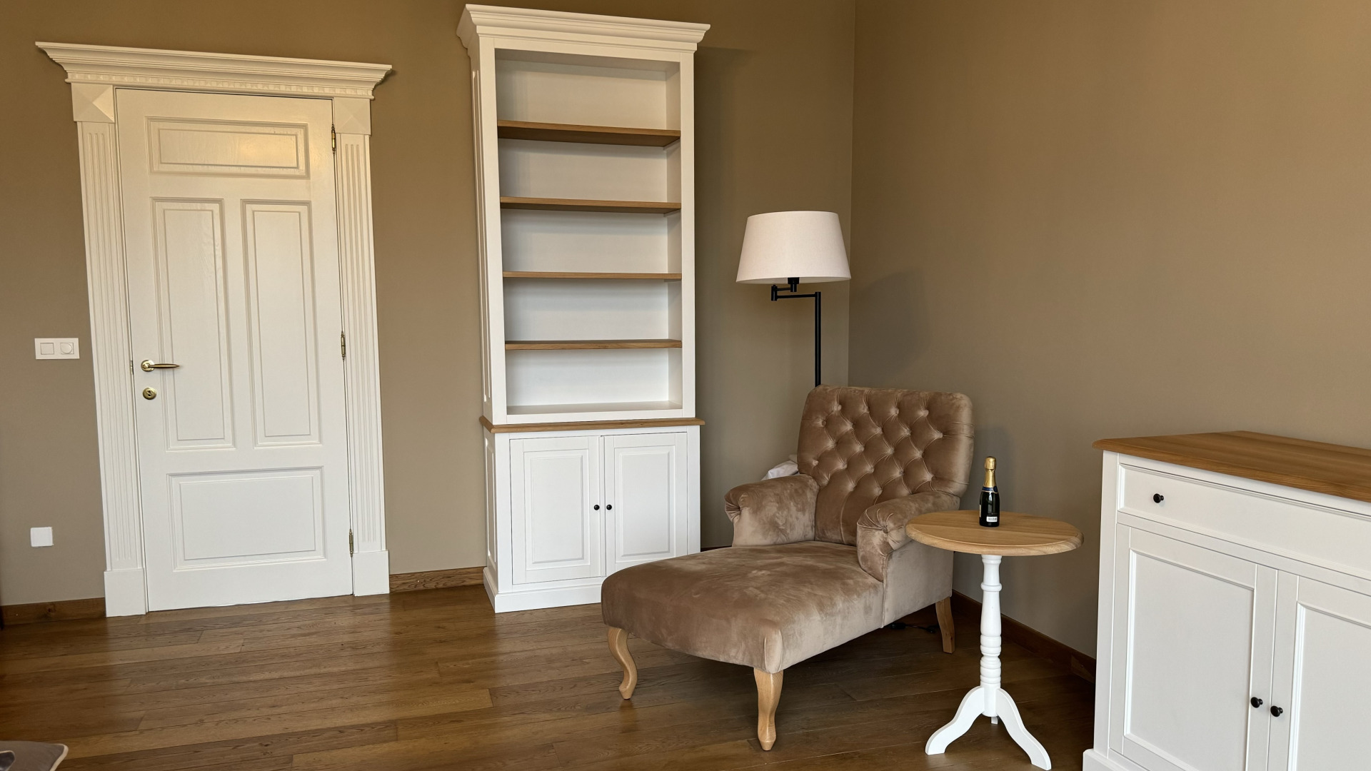 Boekenkast bij de chaise longue - villa Hamont-Achel
