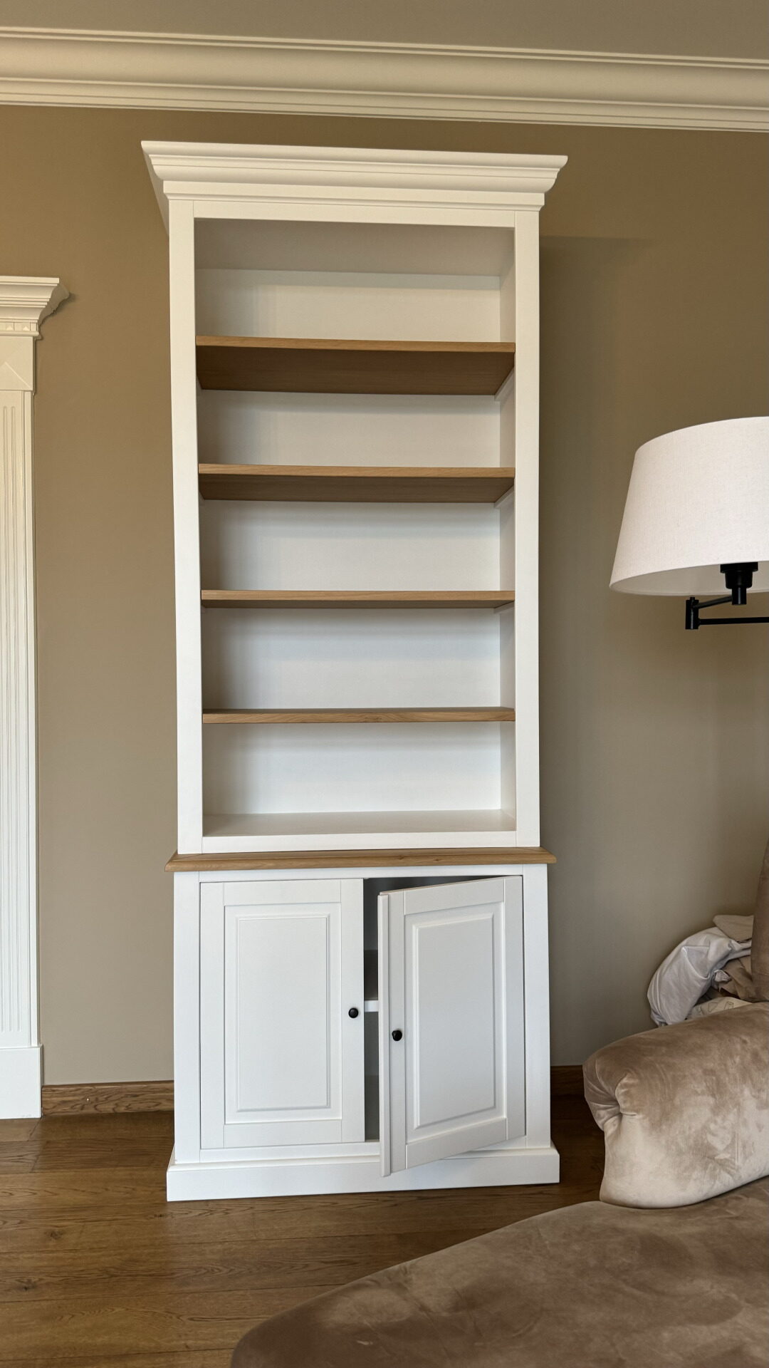 Boekenkast met eiken planken - villa Hamont-Achel