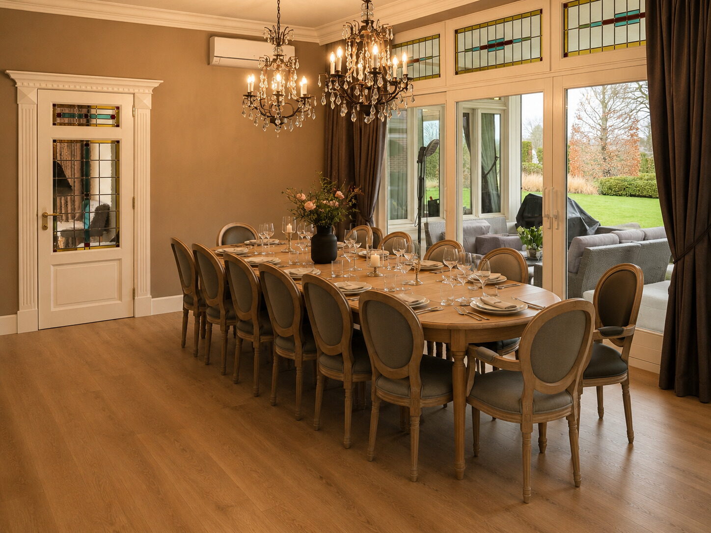 Gedekte eettafel met kristallen kroonluchters - villa Hamont-Achel