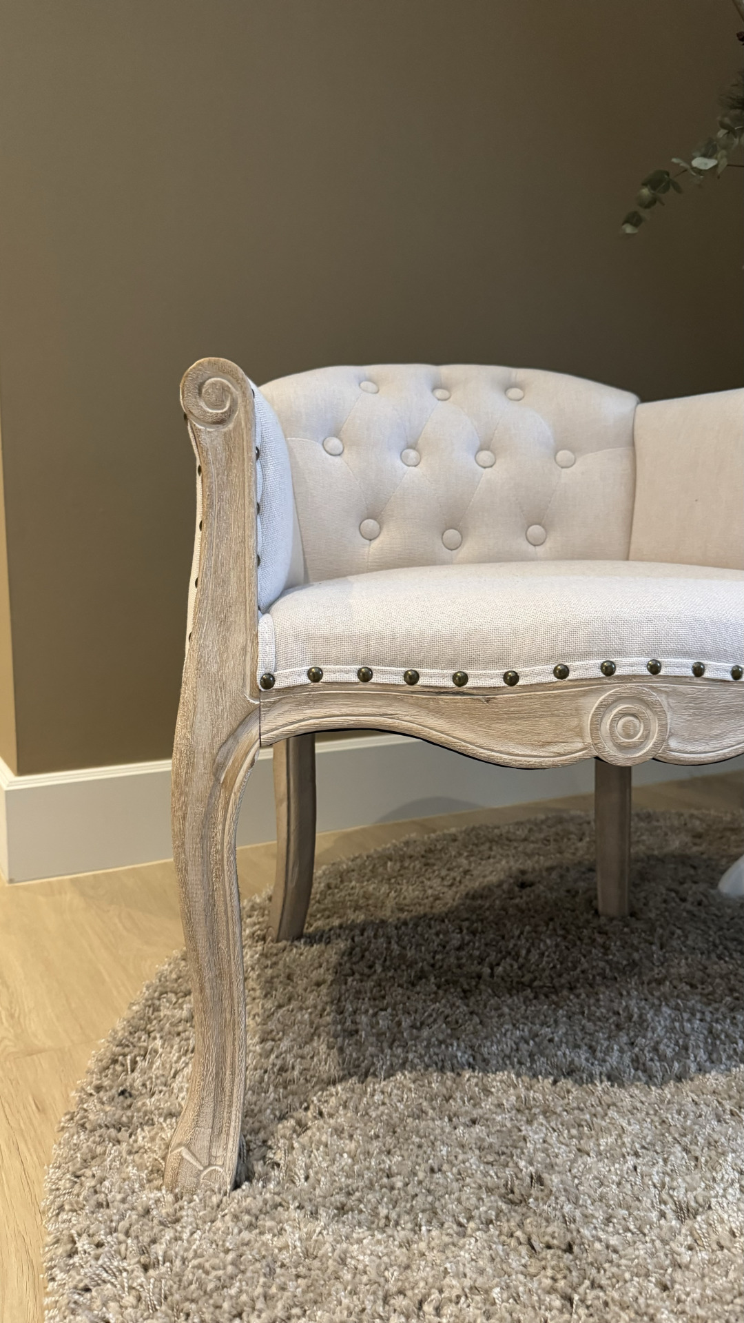 Fauteuil met nagelrij en gecapitonneerde rug - villa Hamont-Achel