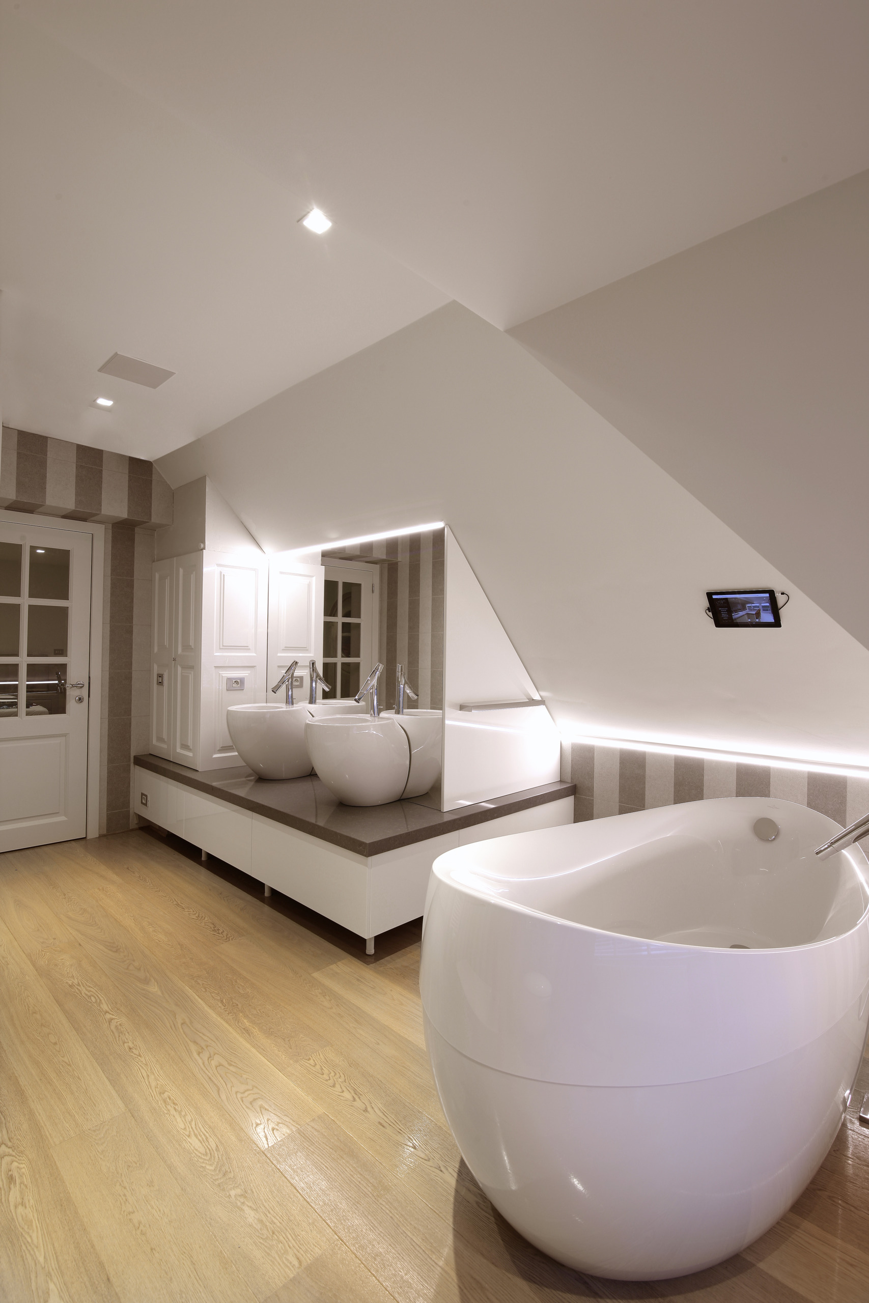 Badkamer met een hoge kast en houten afwerking