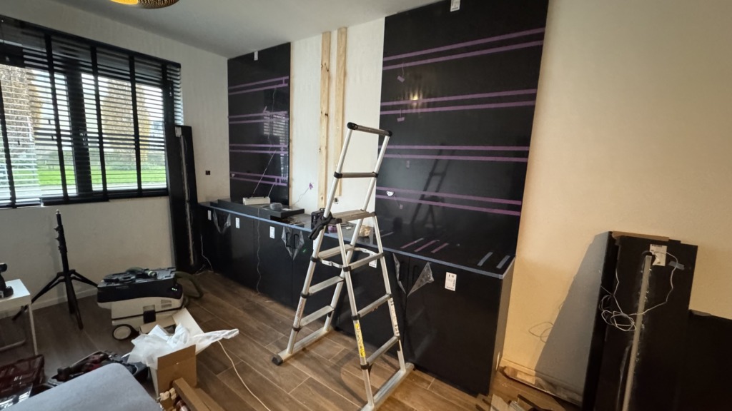 De zwarte achterwand met lijnen die aangeven waar elke plank komt