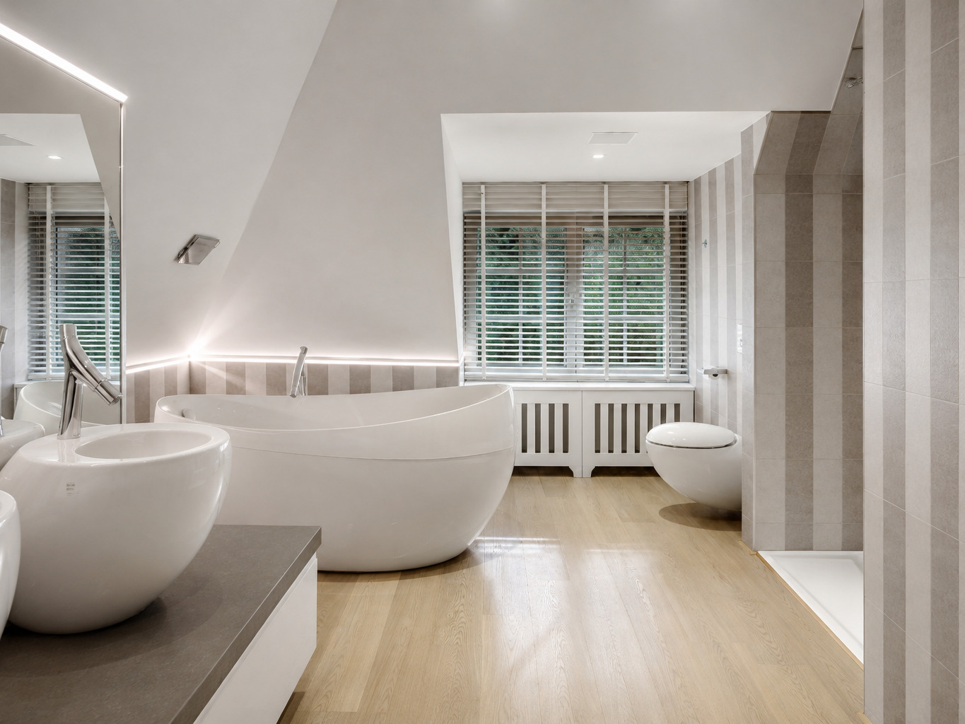Badkamer in Antwerpen onder de dakschuinte, met vrijstaand bad en houten vloer