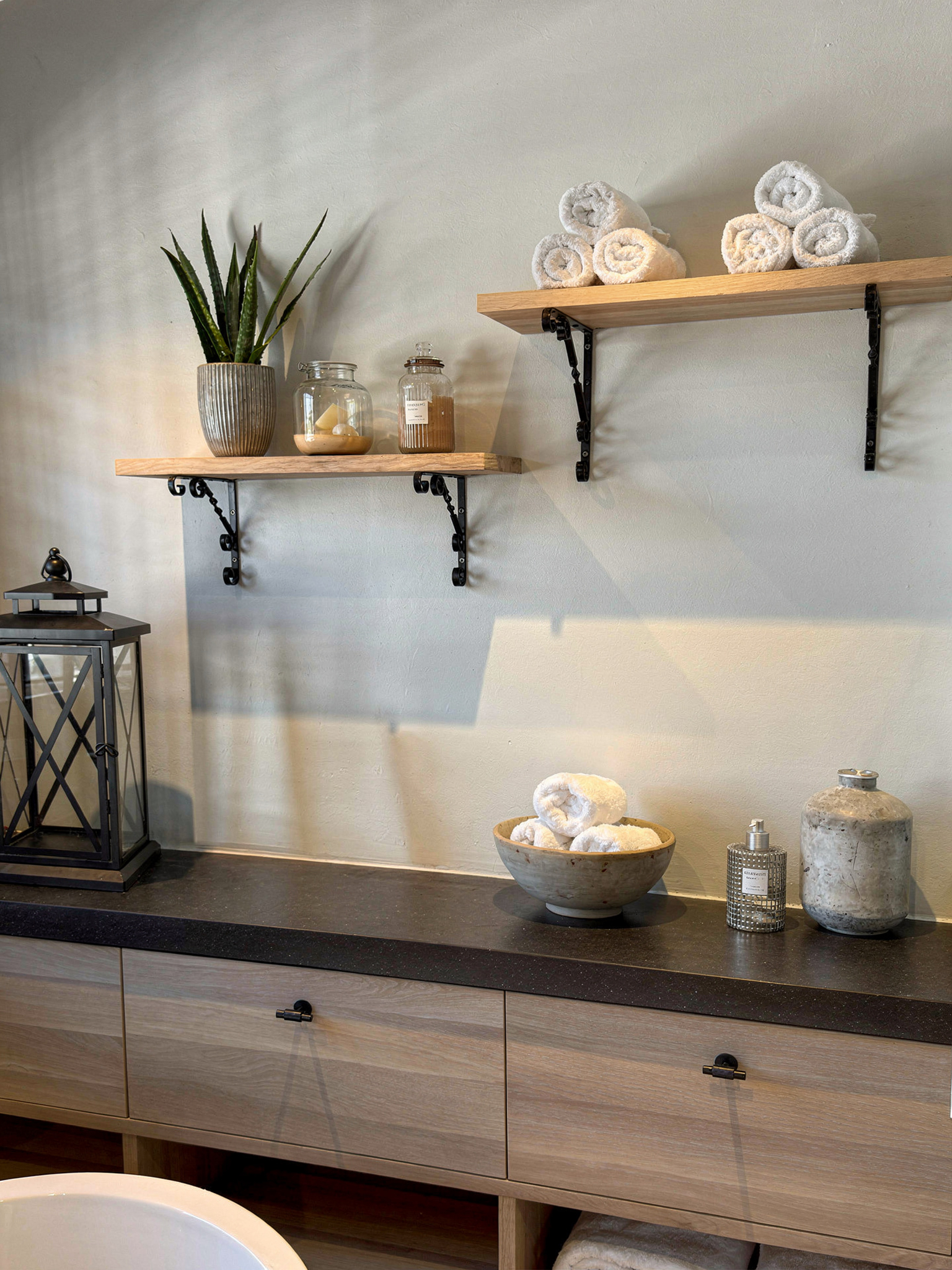 Twee houten planken boven een eiken badkamermeubel