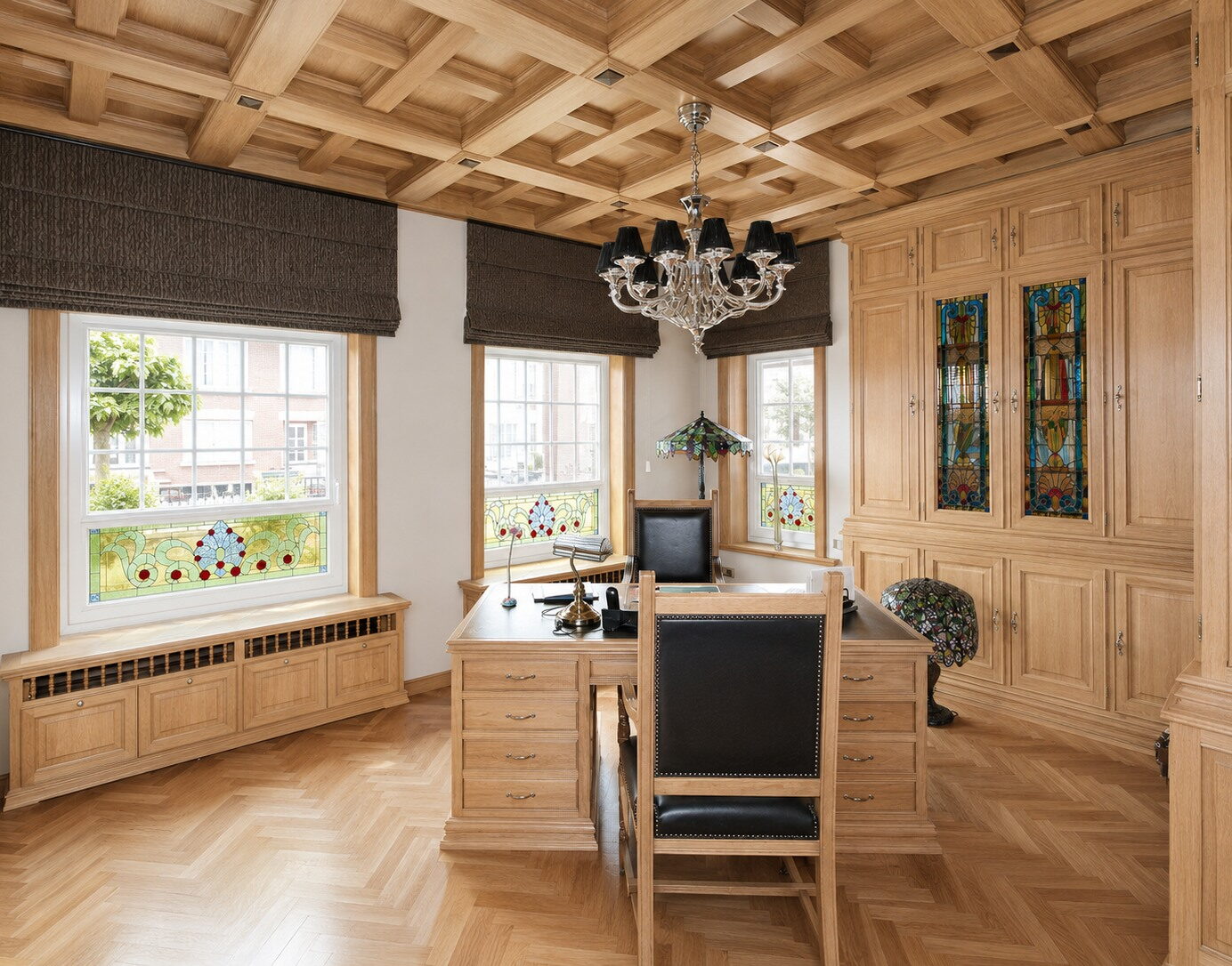 Bureau met eiken cassetteplafond, glas-in-loodkast en visgraatparket