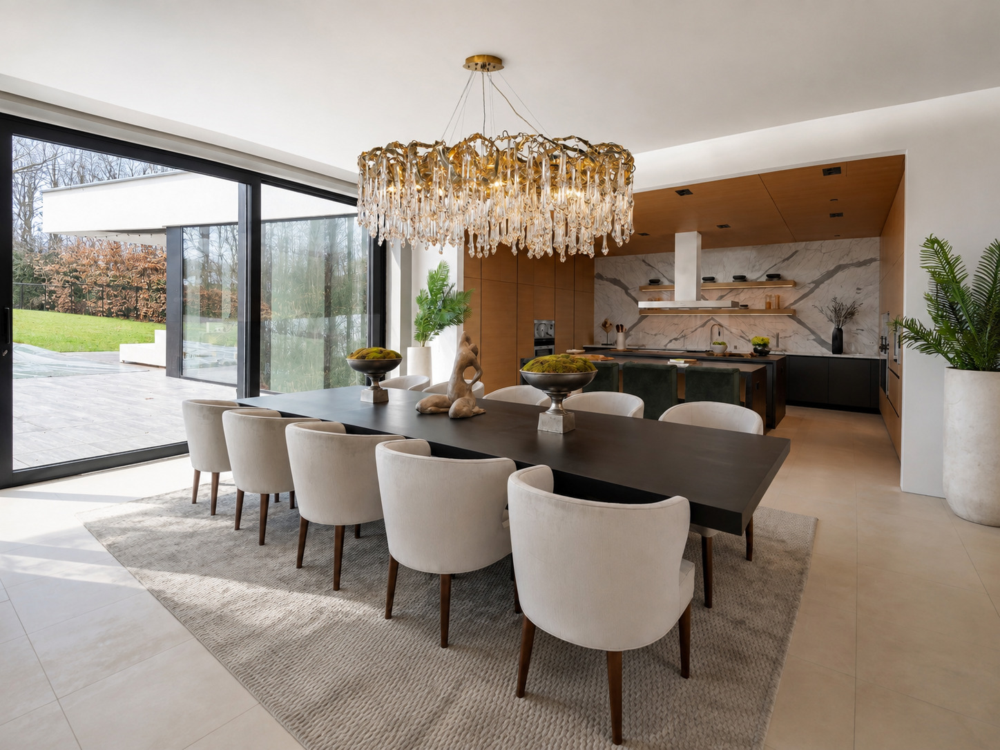 Eetkamer in Scheveningen met een donkere tafel, cremekleurige stoelen en een open keuken in notenhout met marmer