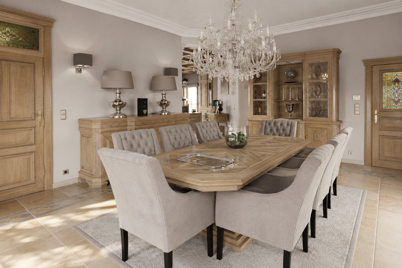 Eetkamer met eiken tafel, lichte stoelen en een dressoir met vitrinekast