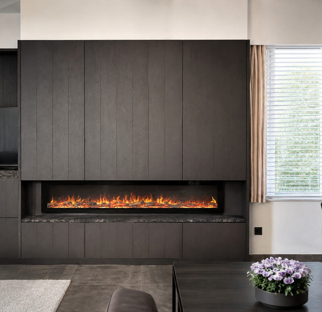 Wand in donker hout met een doorlopende gashaard over bijna de volle breedte