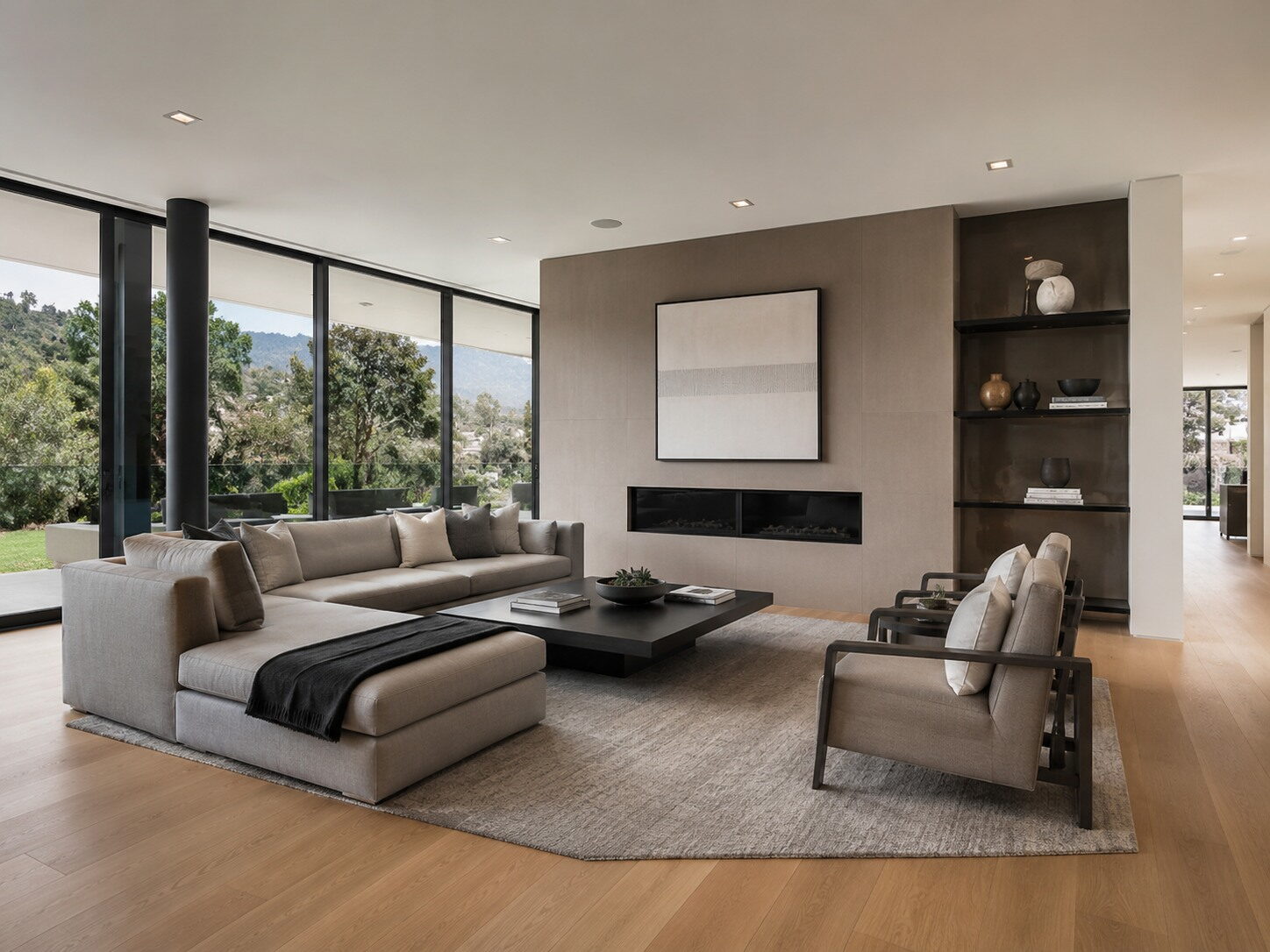 Living met een lange haard in de wand, een hoekbank en twee fauteuils op een tapijt