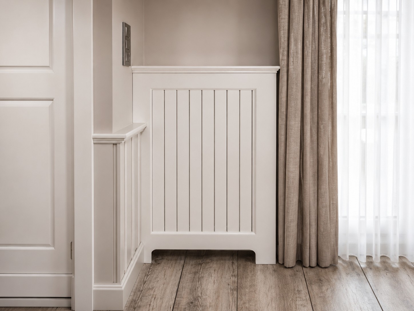 Witte radiatorombouw met verticale spijlen naast het gordijn