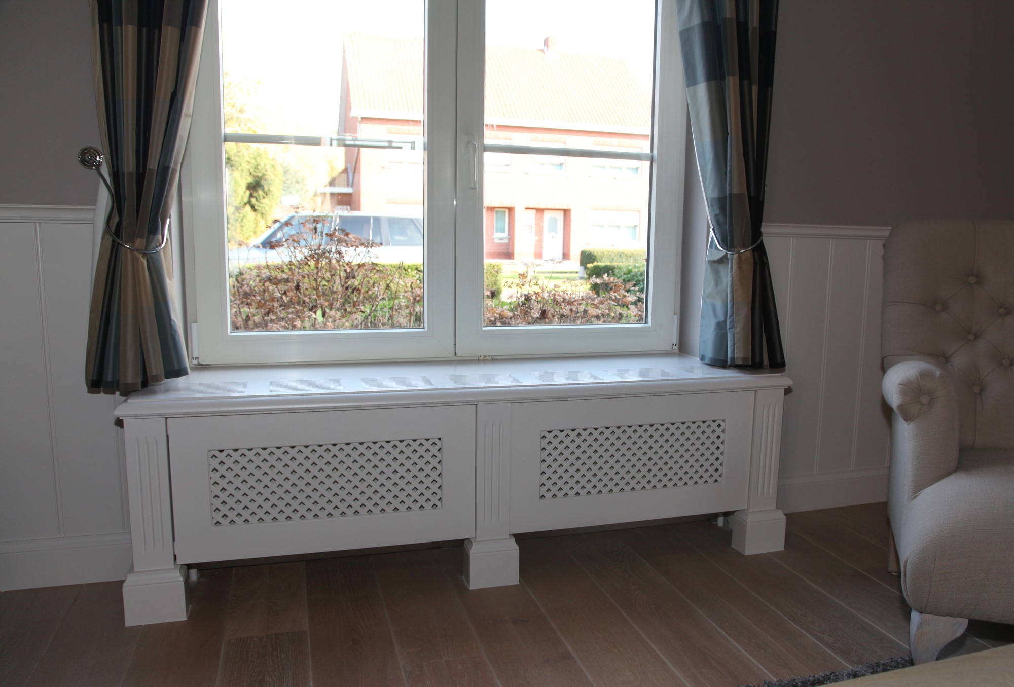 Radiatorombouw in het salon die meteen als vensterbank dienst doet