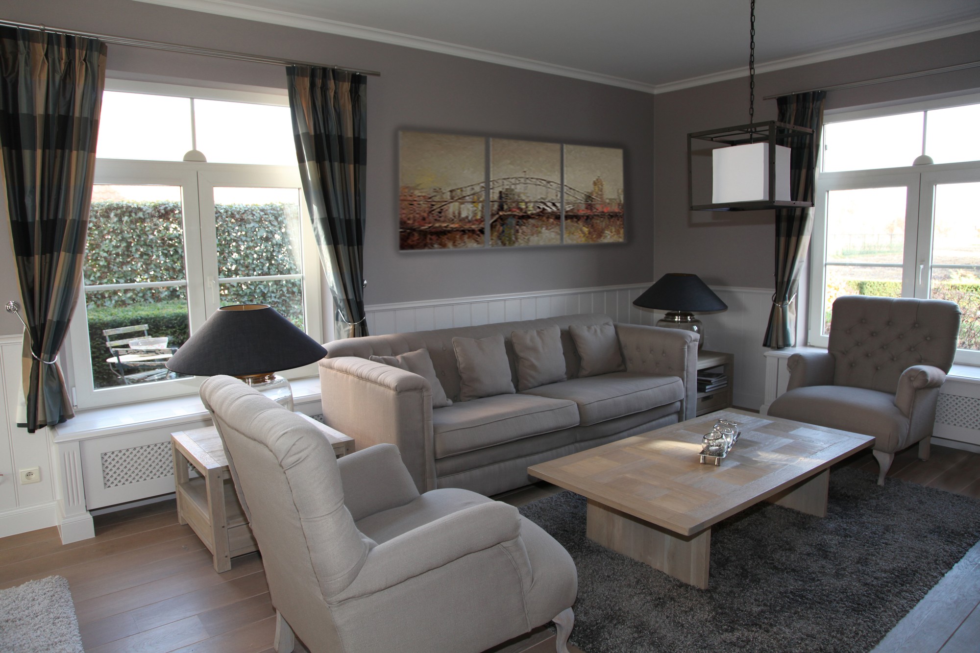 Twee fauteuils met gecapitonneerde rug tegenover de bank in het salon