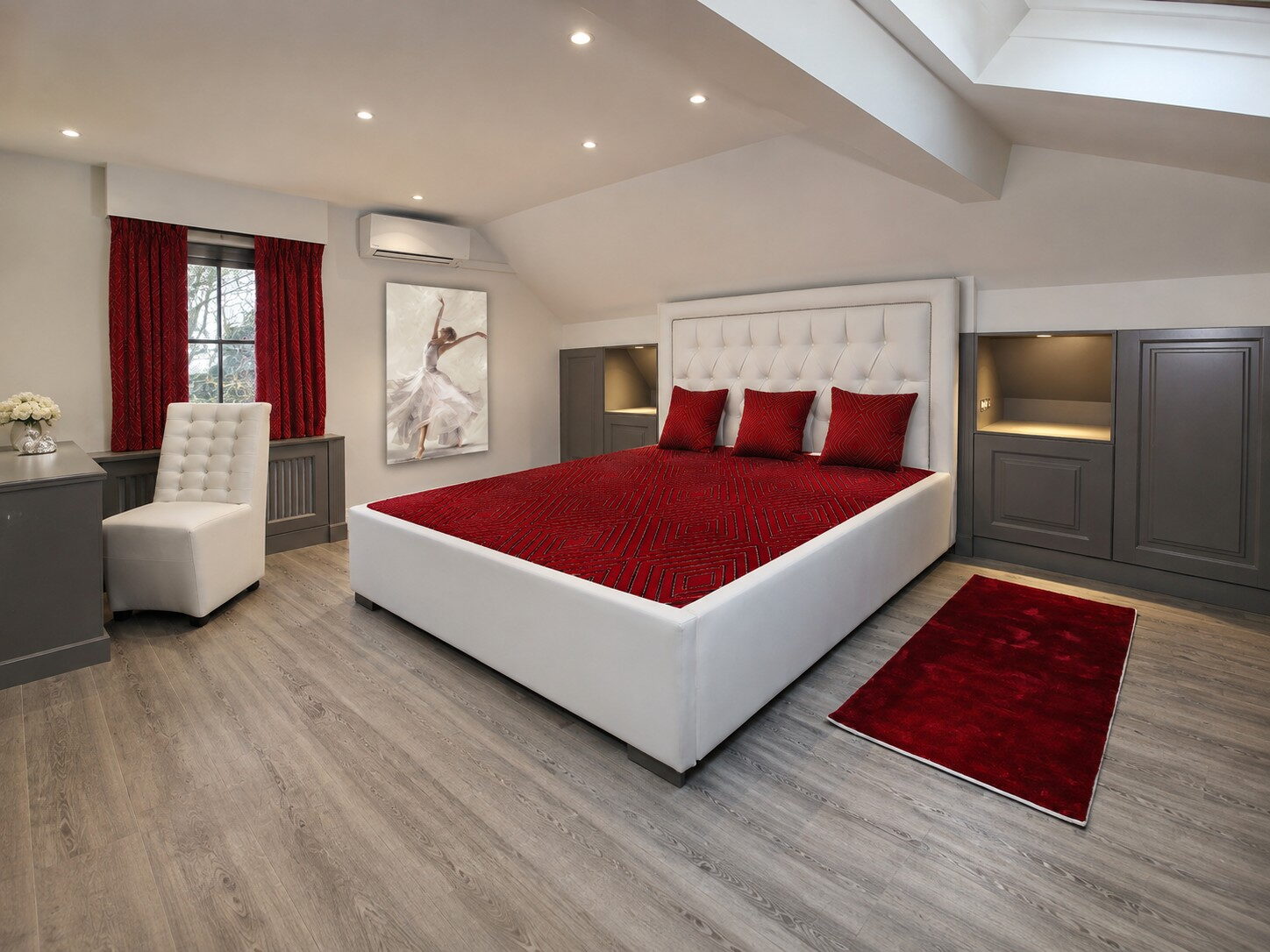 Slaapkamer met gecapitonneerd hoofdbord, rood beddengoed en kasten op maat