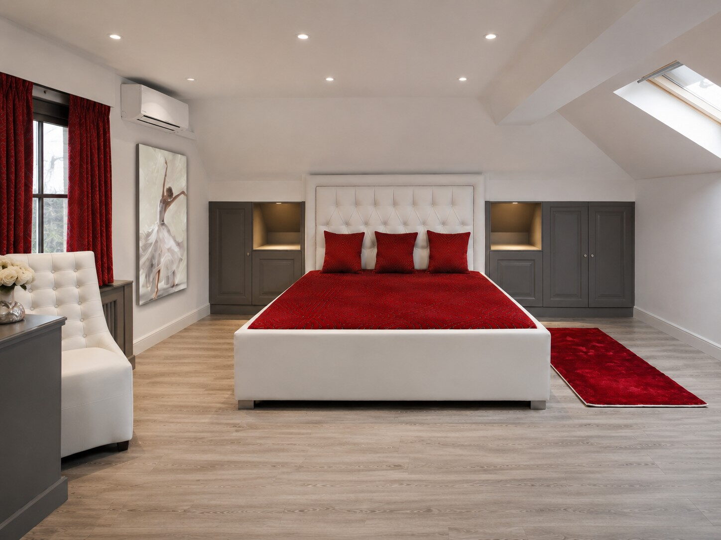 Slaapkamer in vooraanzicht met het bed tussen twee kasten op maat