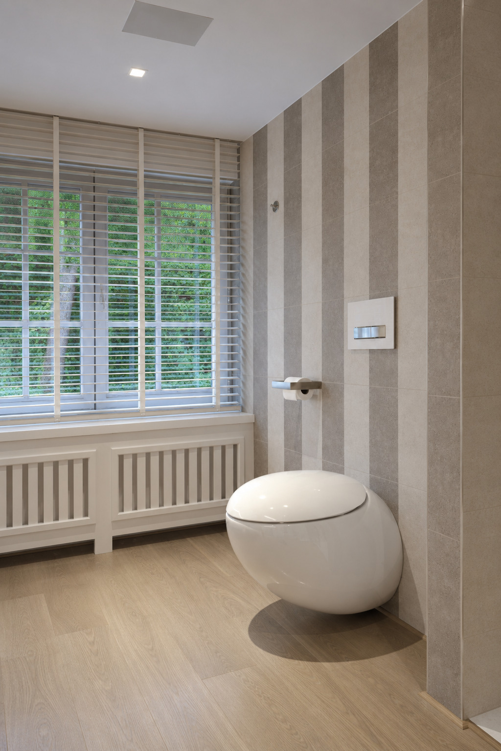 Zwevend toilet in ovale vorm tegen de gestreepte tegelwand, badkamer in Antwerpen