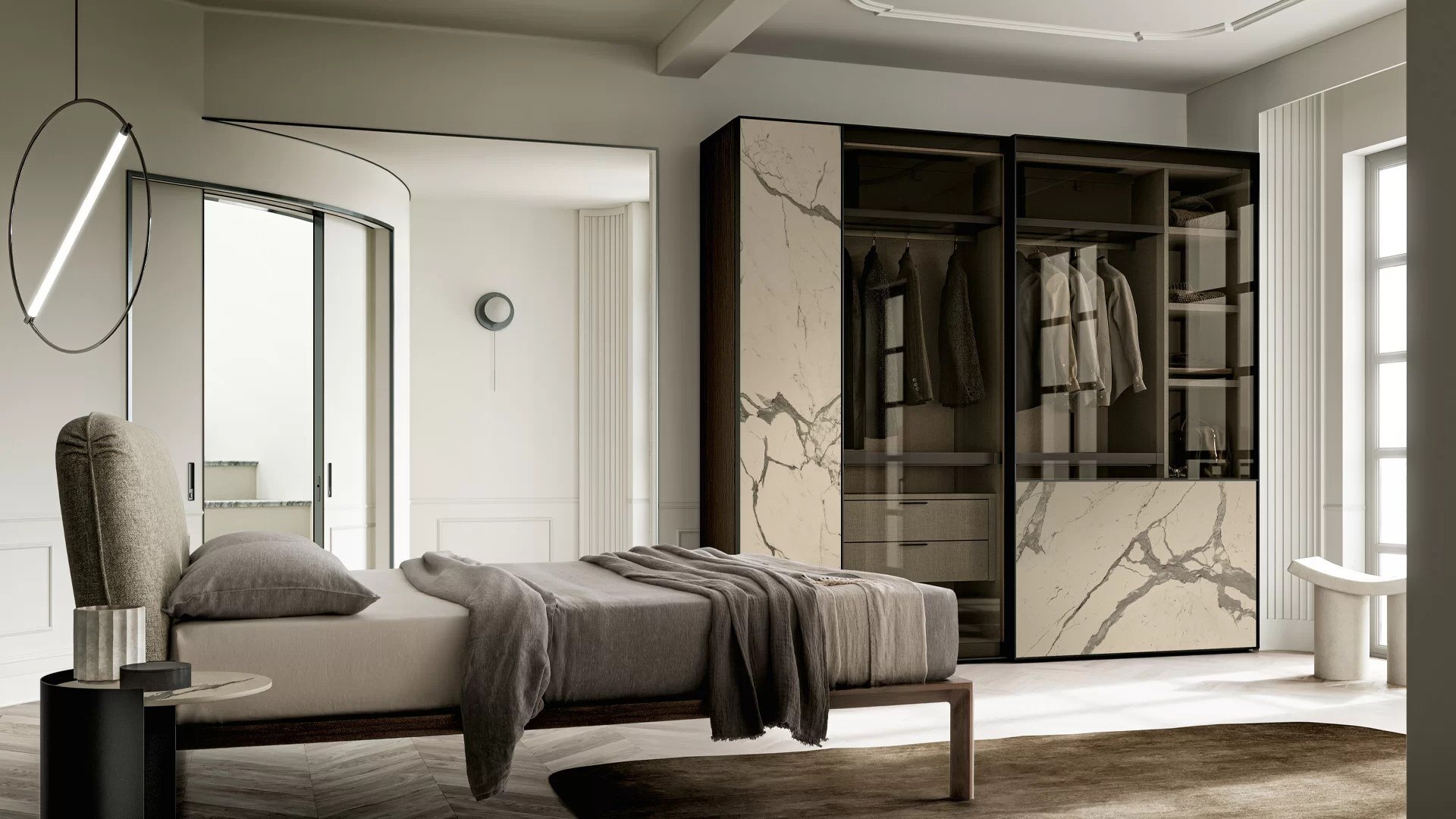Slaapkamer met een kastenwand in marmerlook met donkere glazen deuren, een ronde wandlamp en een beige tapijt